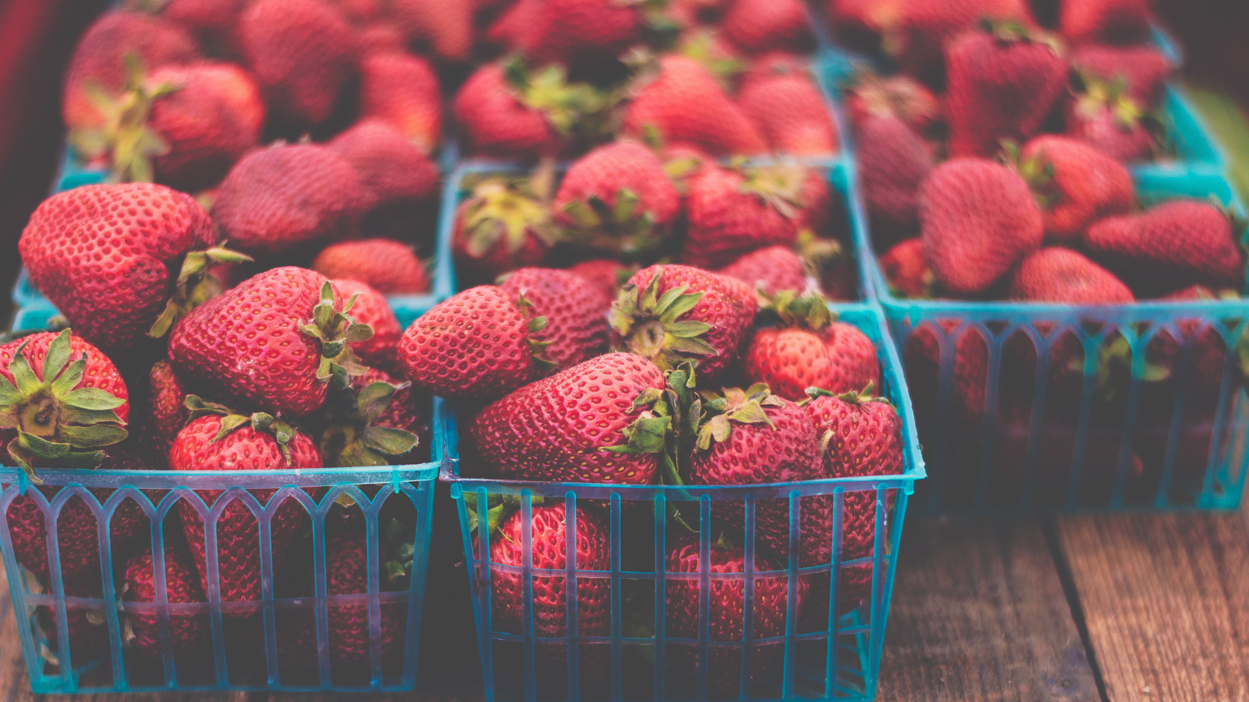 Обои клубника, фрукты, природные продукты, местное блюдо, пища в разрешении 2560x1440