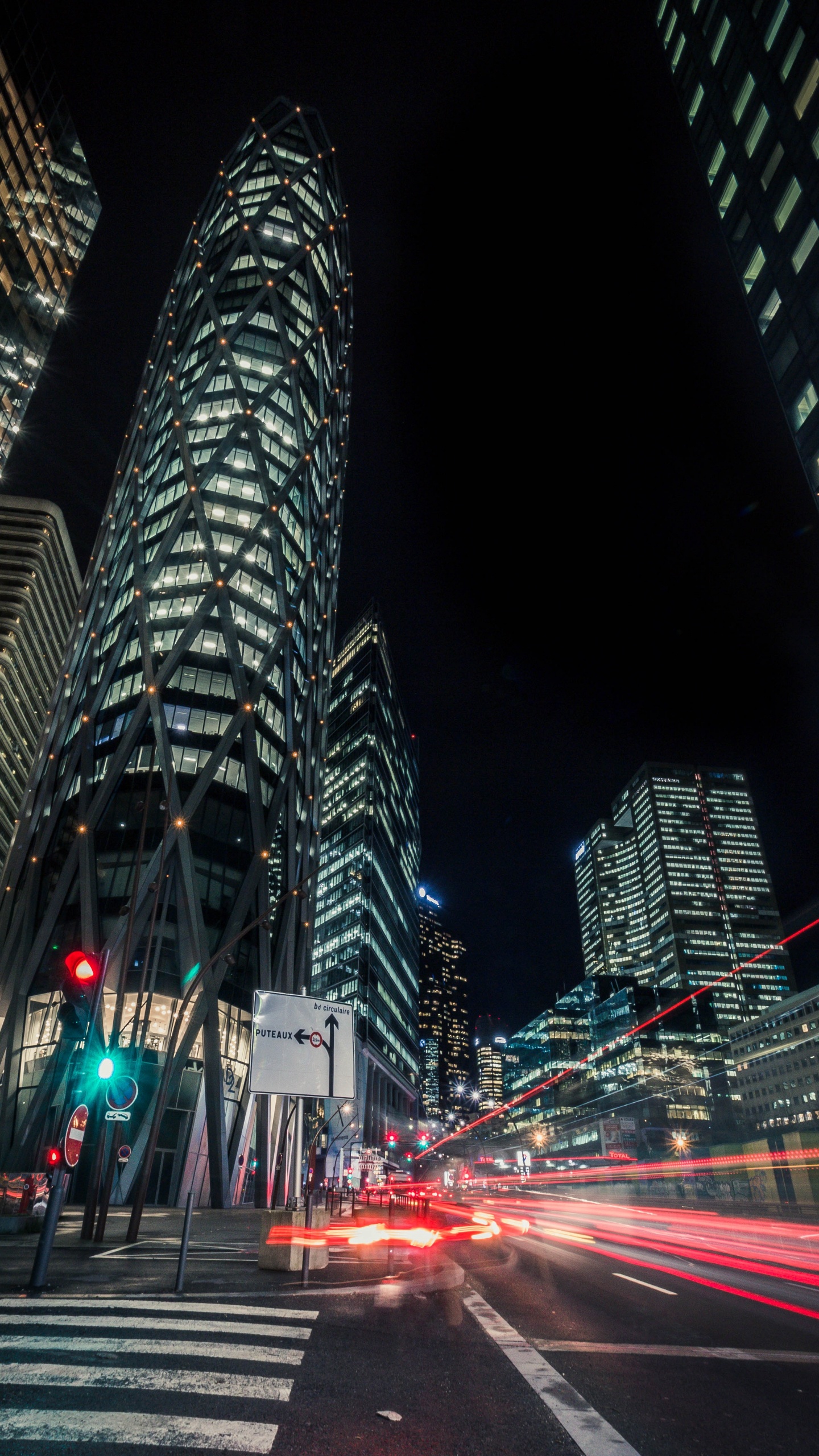 Обои город, ночь, городской район, ориентир, небоскреб в разрешении 1440x2560