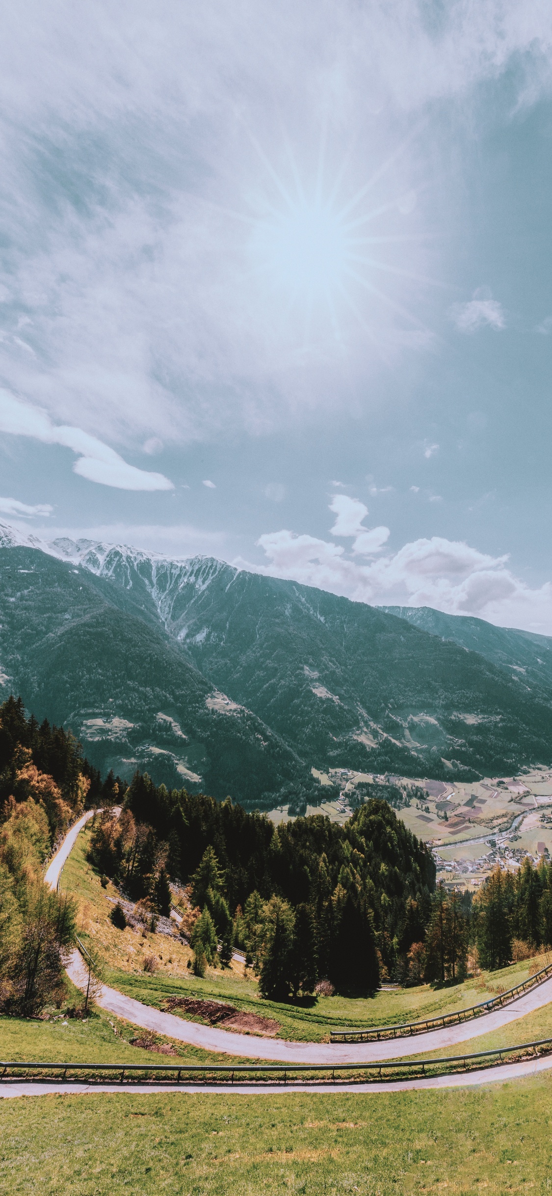 Обои дерево, облако, гора, пейзаж, растение в разрешении 1125x2436