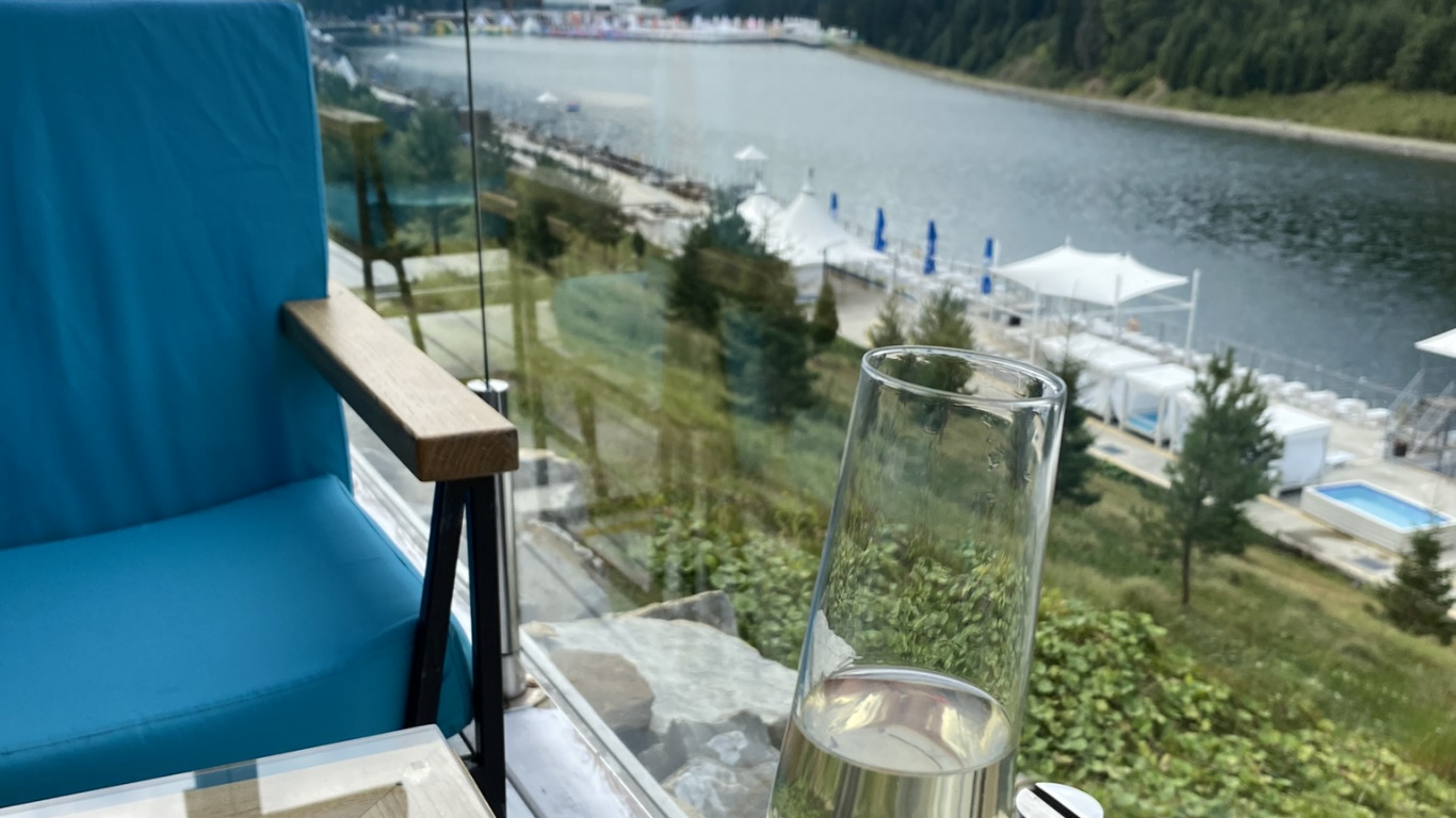 Обои лодка, вода, туризм, катание на лодках, стекло в разрешении 1366x768