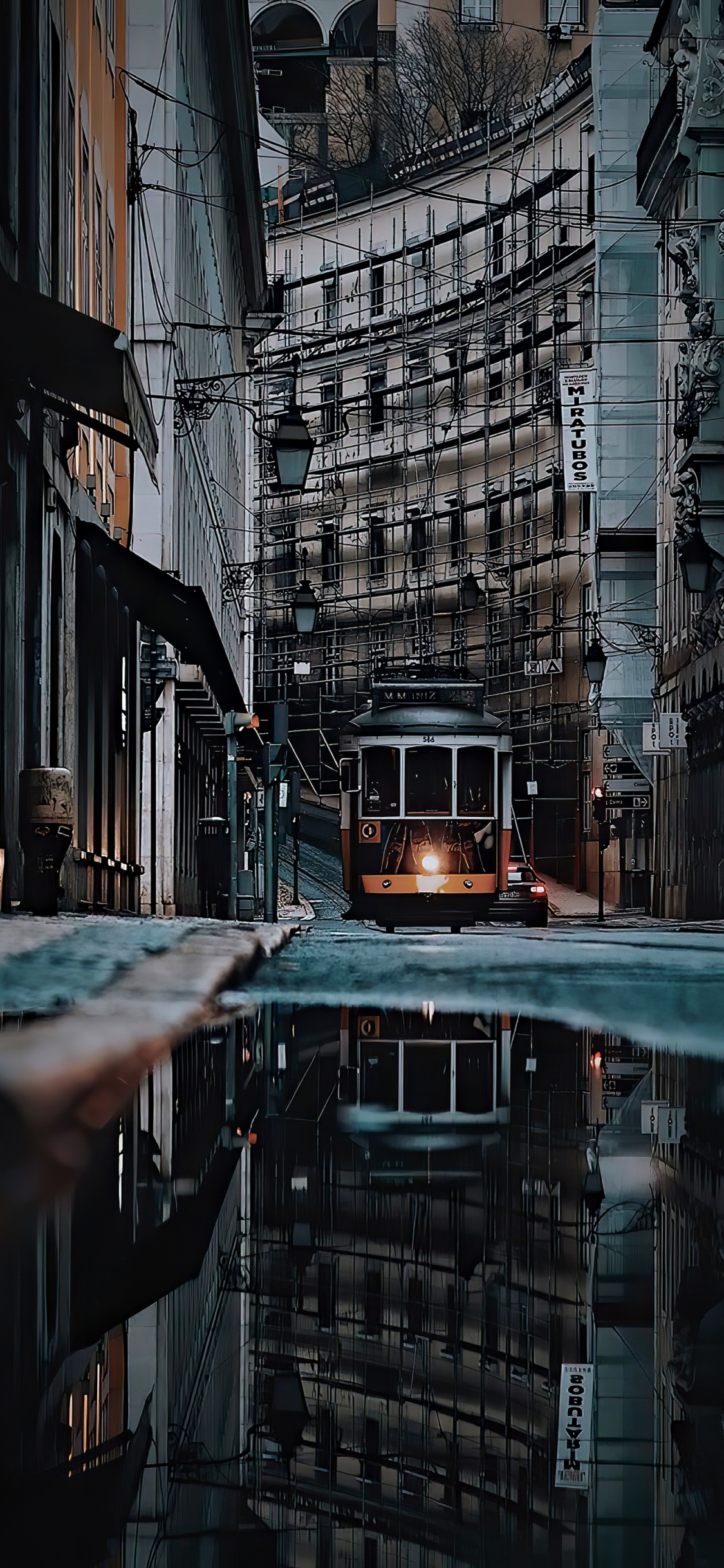 Обои яблоко, здание, поезд, электричество, подвижной состав в разрешении 1125x2436