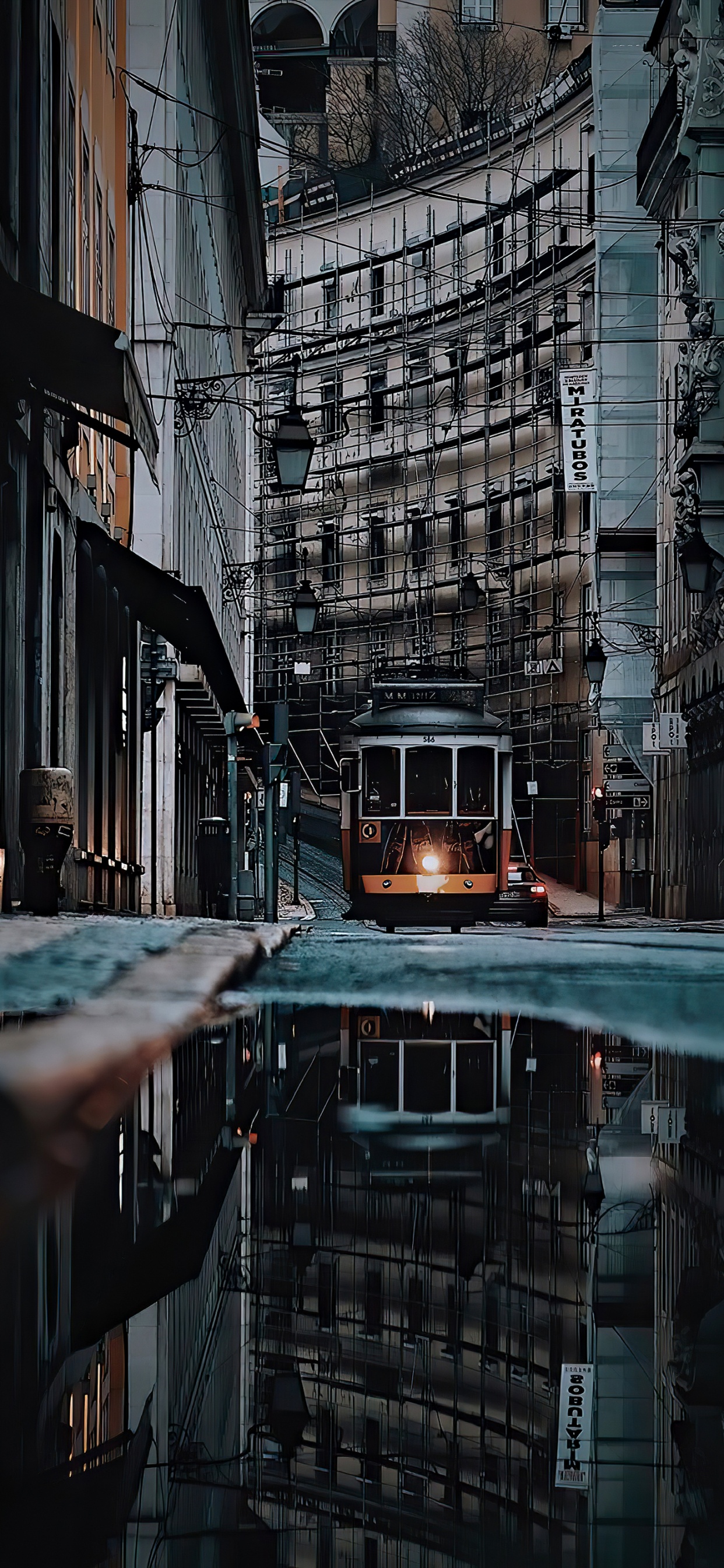 Обои яблоко, здание, поезд, электричество, подвижной состав в разрешении 1242x2688