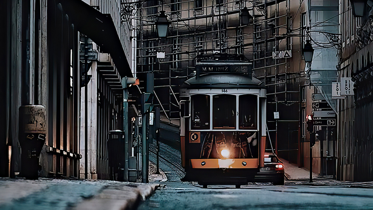 Обои яблоко, здание, поезд, электричество, подвижной состав в разрешении 1280x720