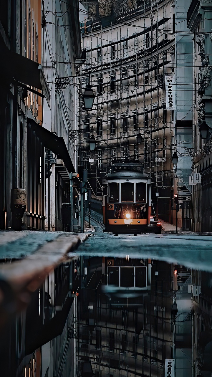 Обои яблоко, здание, поезд, электричество, подвижной состав в разрешении 720x1280