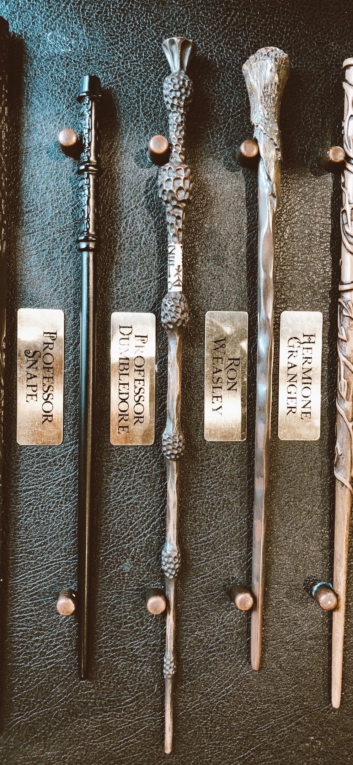 Обои Гарри Поттер, древесина, бронза, натуральный материал, старинный инструмент в разрешении 1125x2436