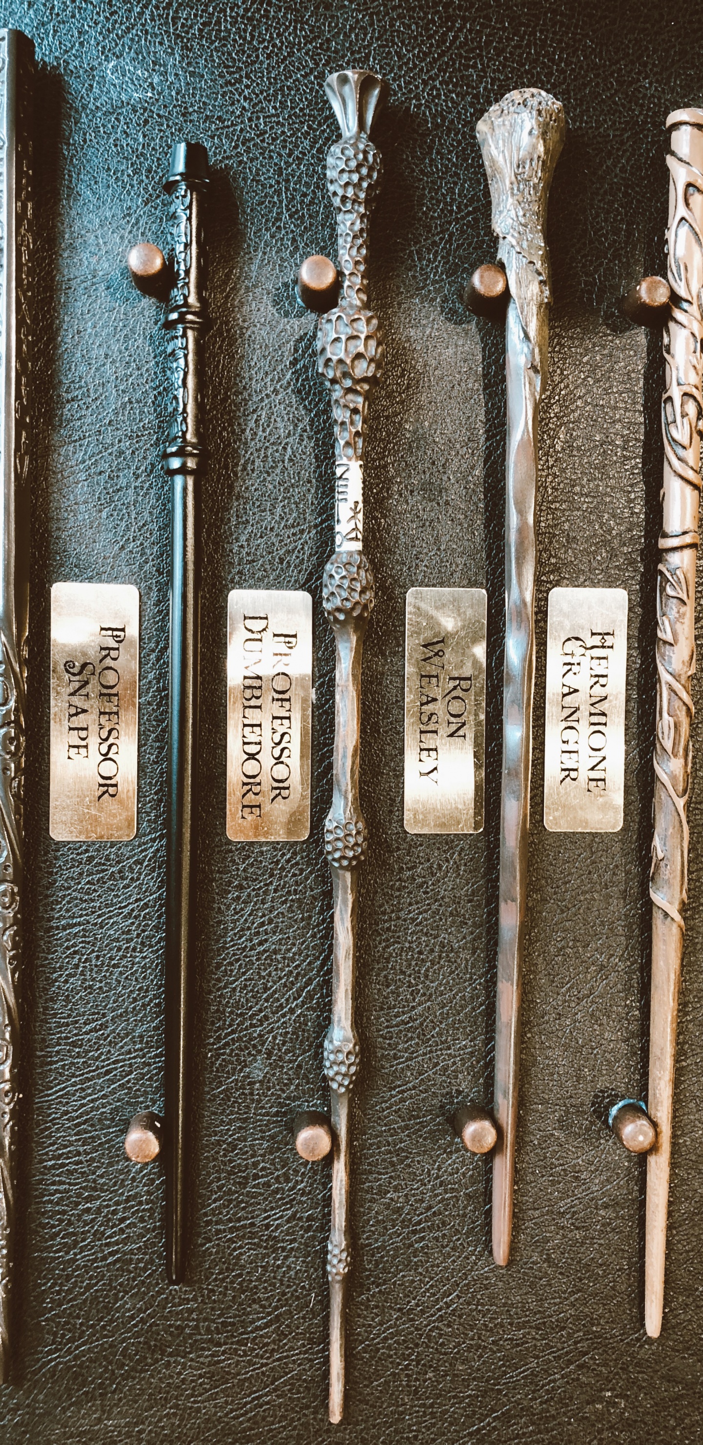 Обои Гарри Поттер, древесина, бронза, натуральный материал, старинный инструмент в разрешении 1440x2960