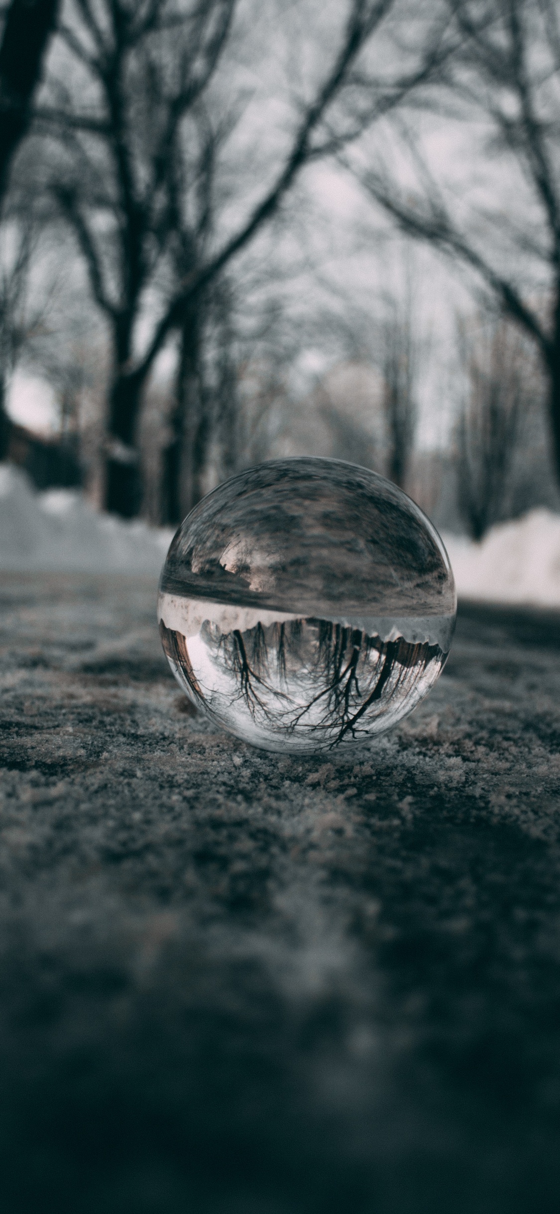 Обои черный и белый, небо, вода, сфера, крупный план в разрешении 1125x2436