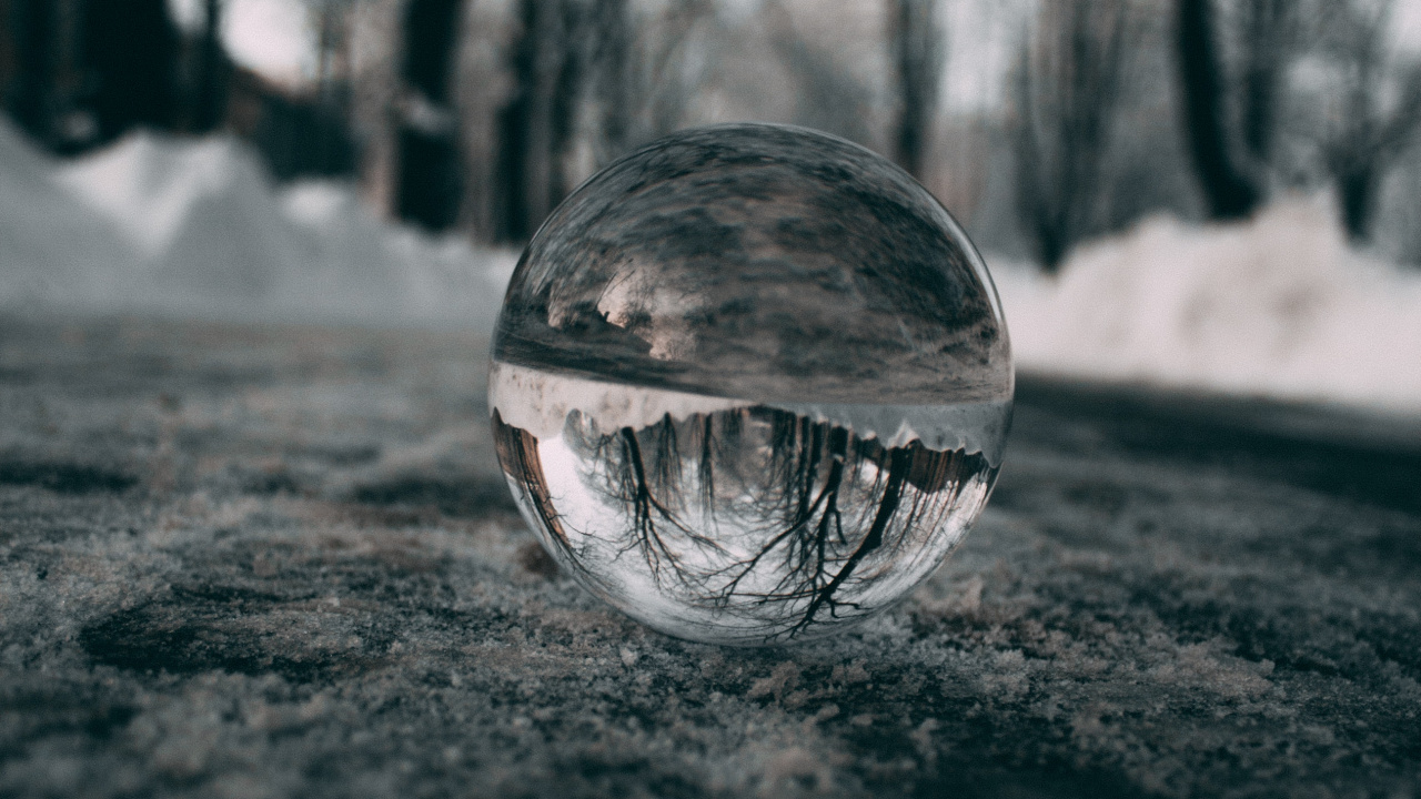 Обои черный и белый, небо, вода, сфера, крупный план в разрешении 1280x720