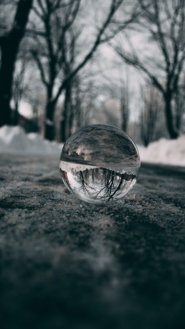 Обои черный и белый, небо, вода, сфера, крупный план в разрешении 720x1280