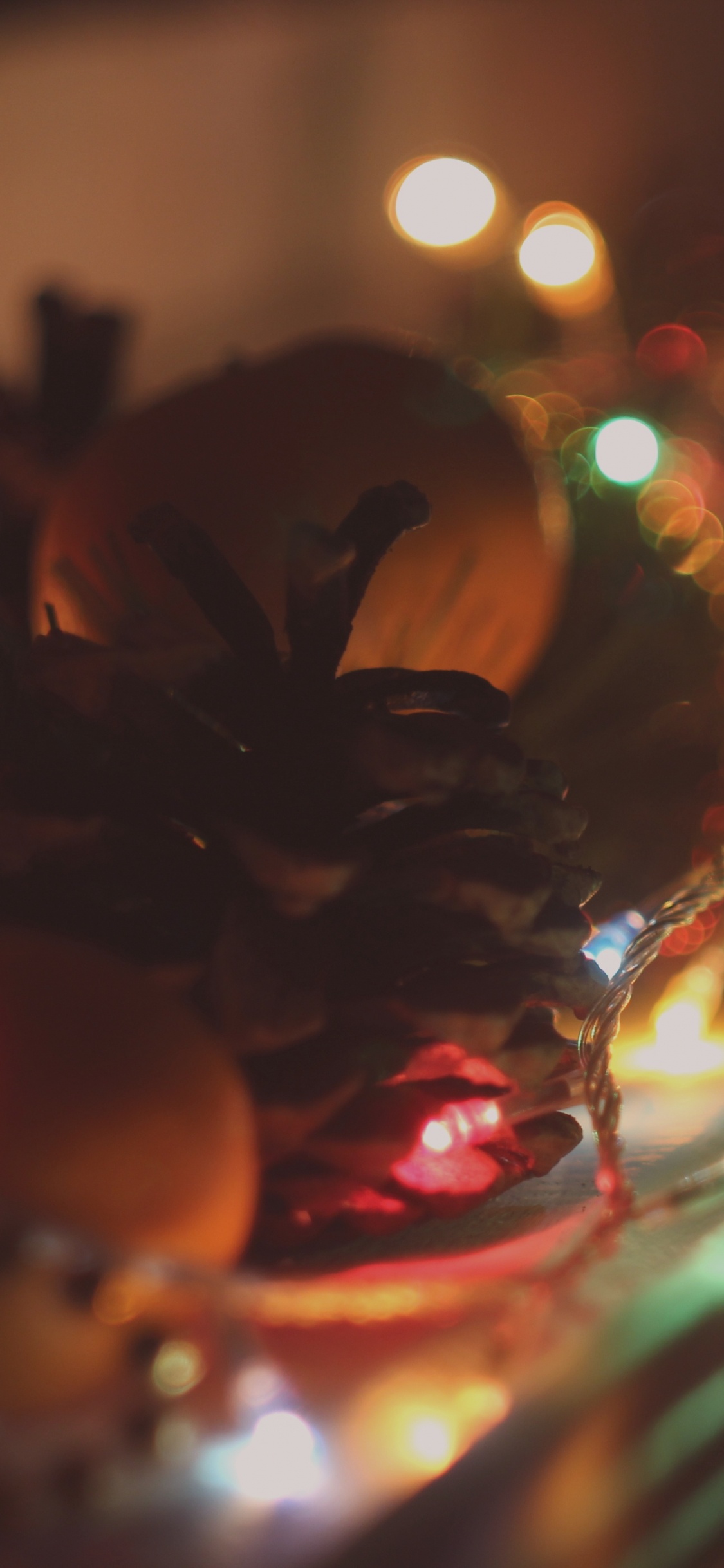 Обои Рождественские огни, свет, освещение, ночь, темнота в разрешении 1125x2436