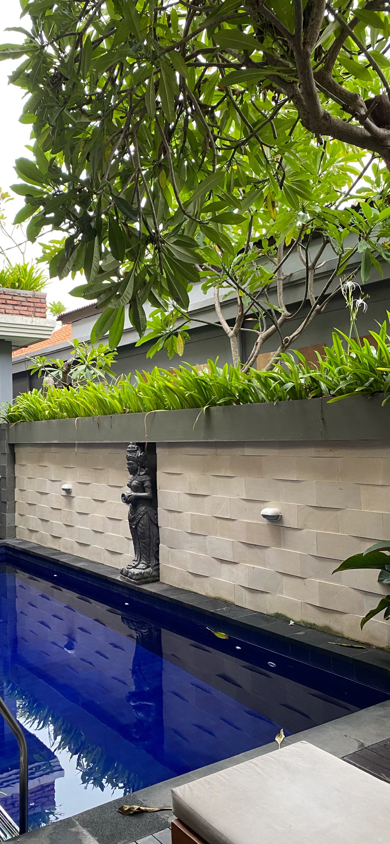 Обои бали, плавательный бассейн, недвижимость, вода, мажорель синий в разрешении 1242x2688