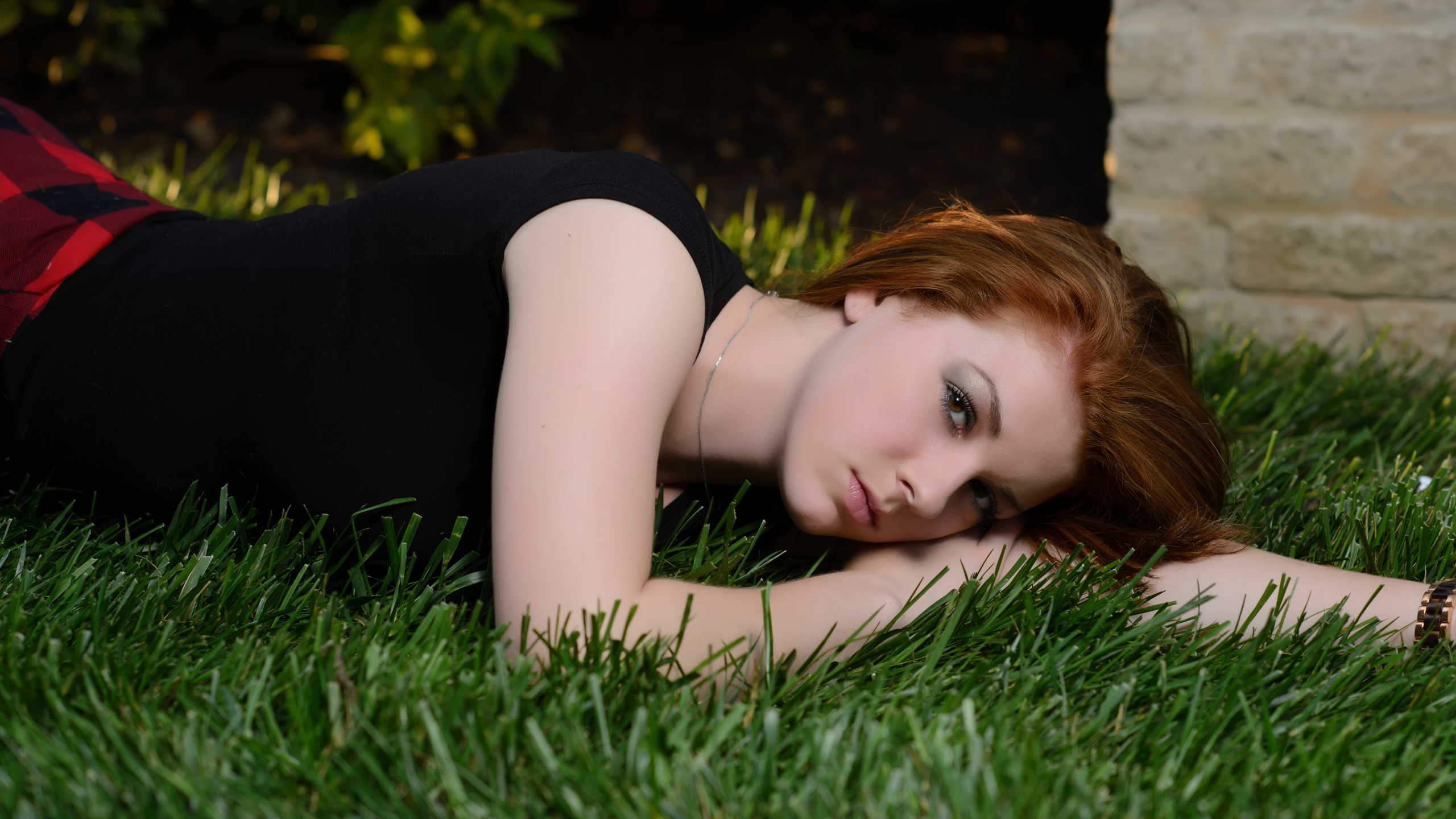 Обои красота, губа, растение, ресничка, Люди в природе в разрешении 2560x1440