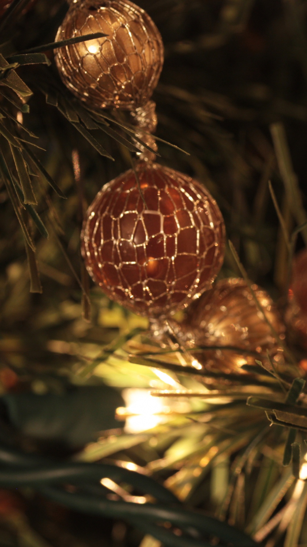 Обои Рождественский день, елка, праздник, рождественский орнамент, Рождественские украшения в разрешении 1080x1920