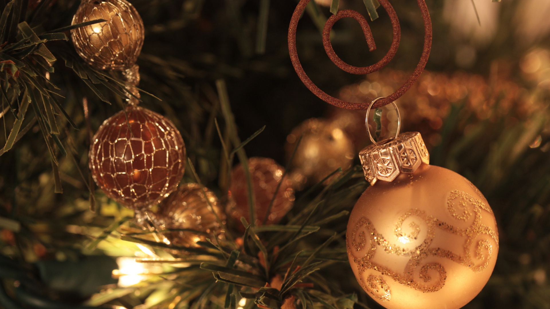 Обои Рождественский день, елка, праздник, рождественский орнамент, Рождественские украшения в разрешении 1920x1080