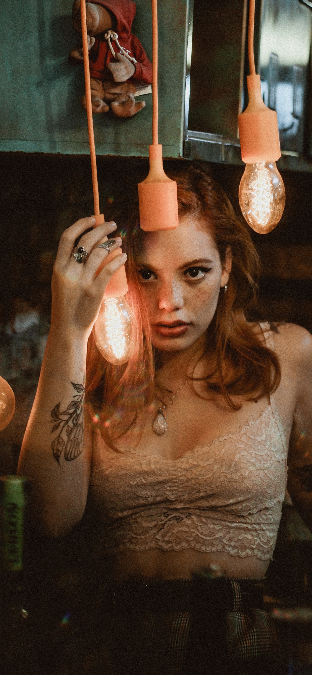 Обои леди, кулон свет, губа, прическа, бровь в разрешении 1242x2688