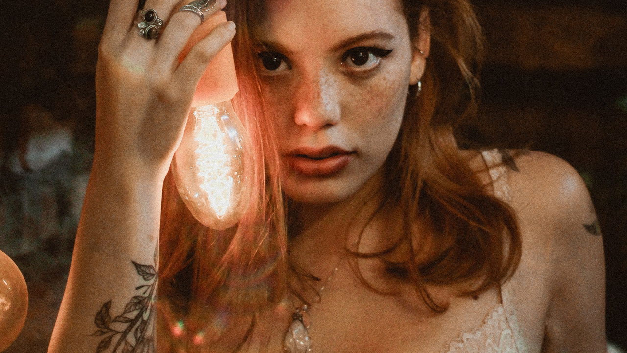 Обои леди, кулон свет, губа, прическа, бровь в разрешении 1280x720