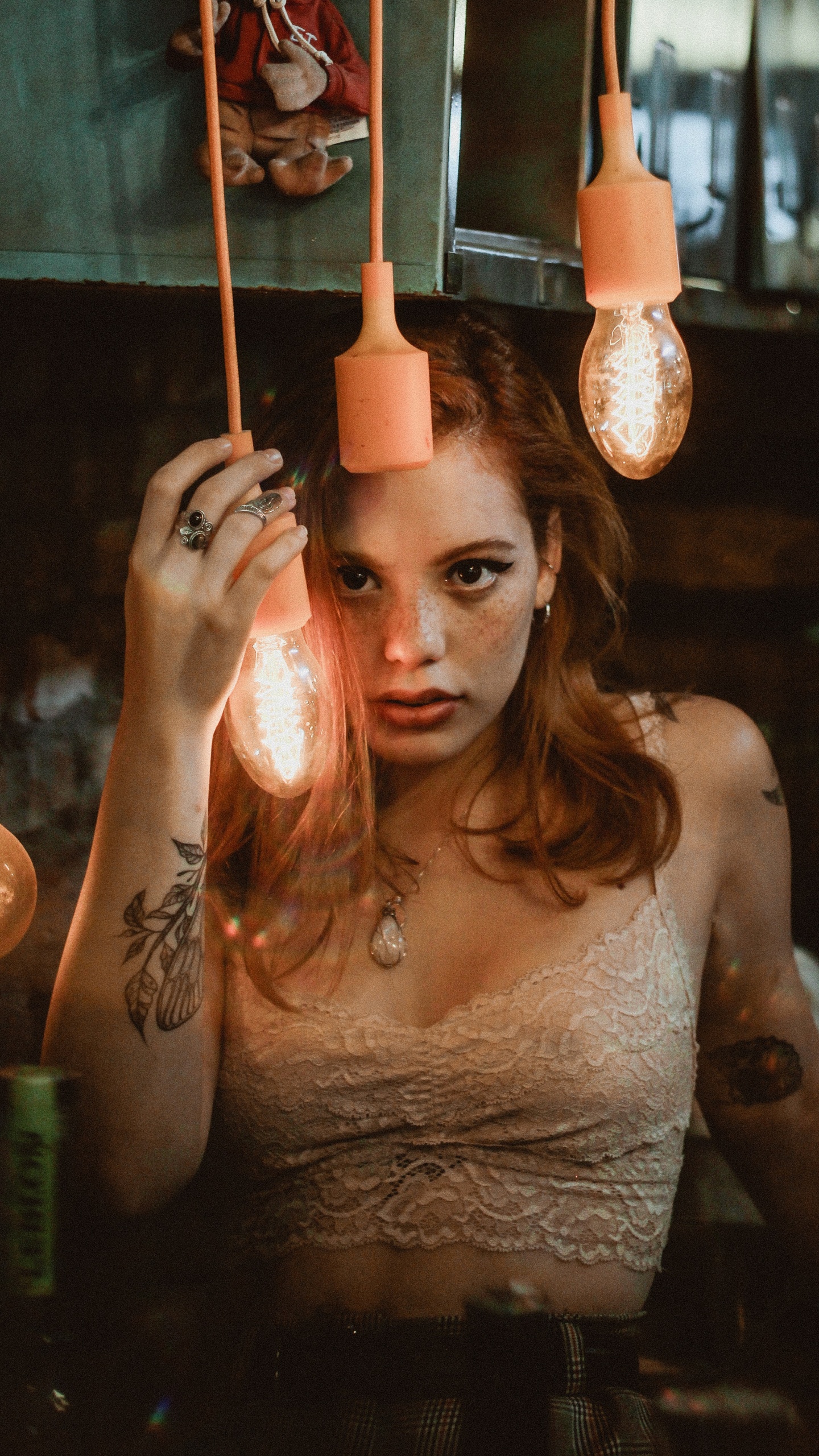 Обои леди, кулон свет, губа, прическа, бровь в разрешении 1440x2560