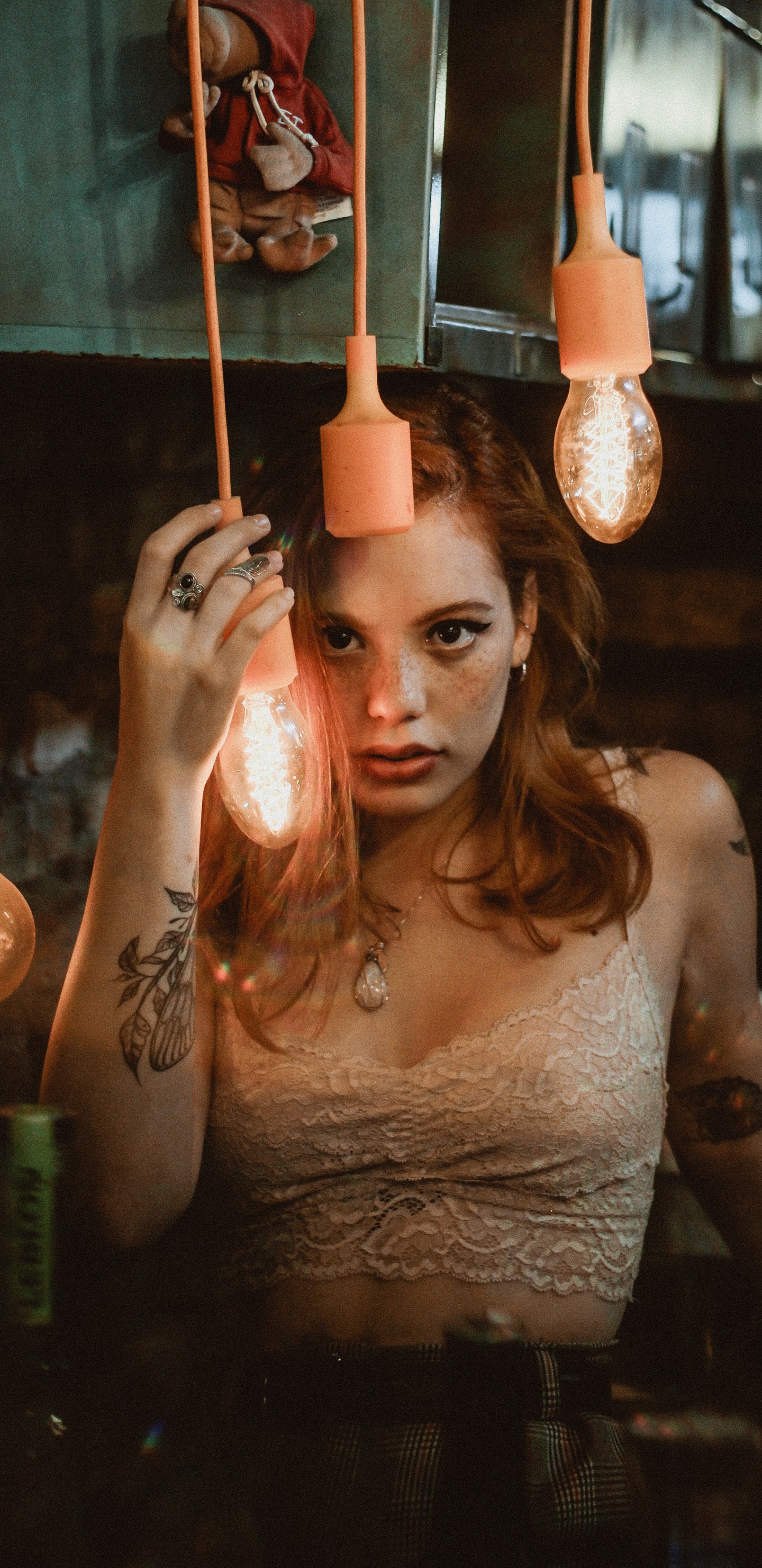 Обои леди, кулон свет, губа, прическа, бровь в разрешении 1440x2960