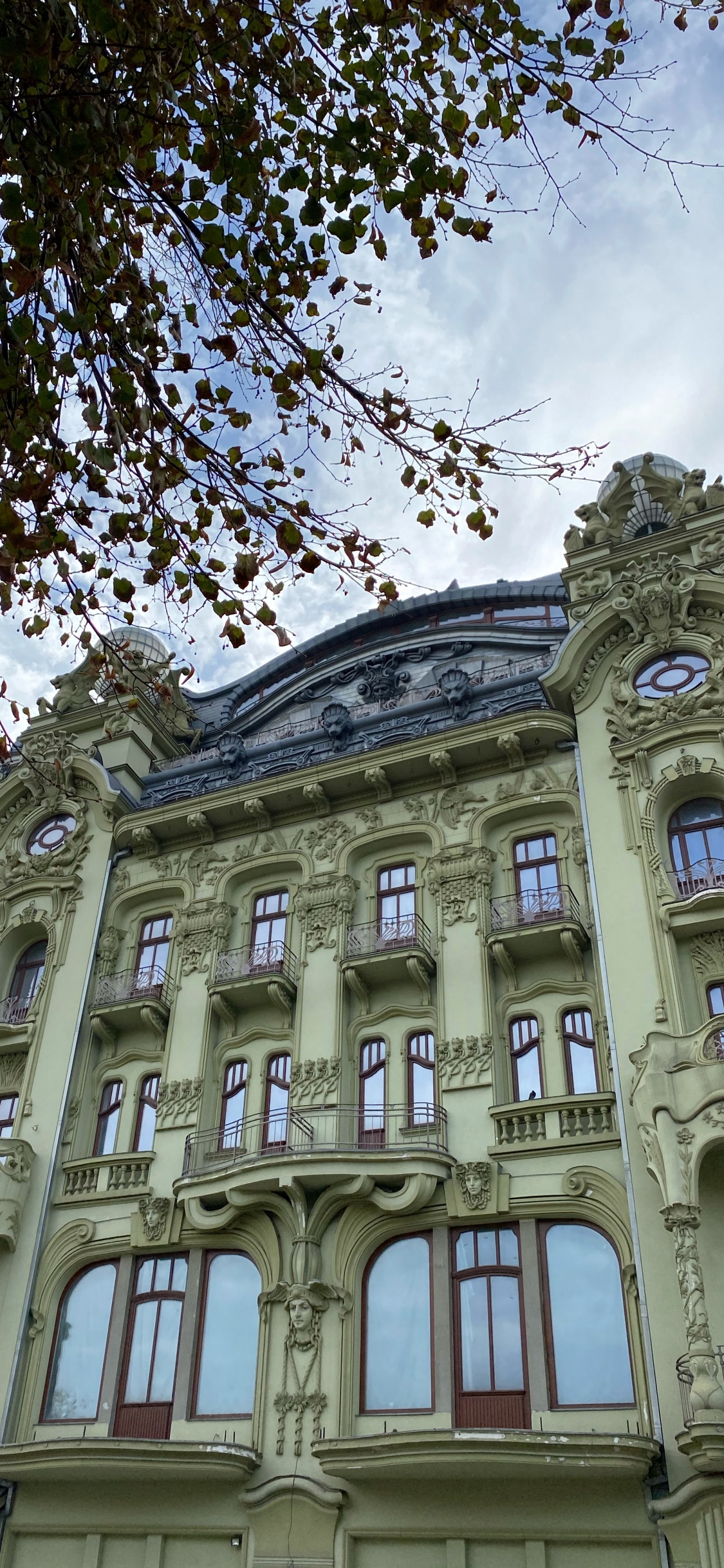 Обои ориентир, классическая архитектура, окно, архитектура, фасад в разрешении 1125x2436