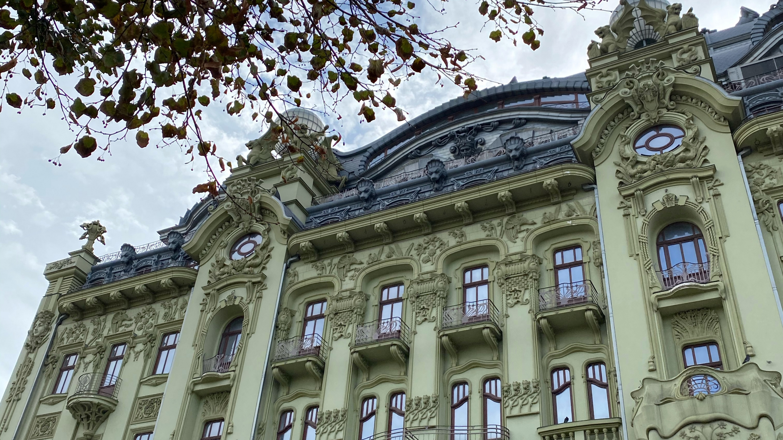 Обои ориентир, классическая архитектура, окно, архитектура, фасад в разрешении 2560x1440