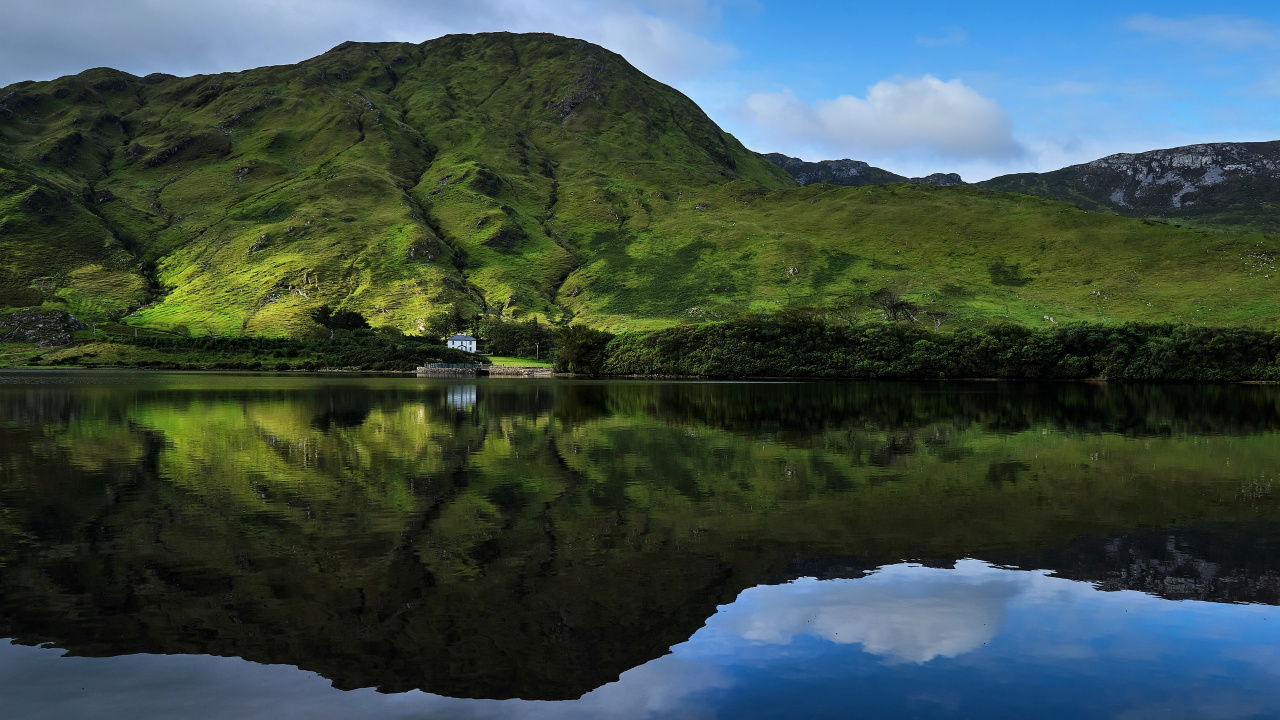 Обои отражение, дерево, вода, облако, гора в разрешении 1280x720