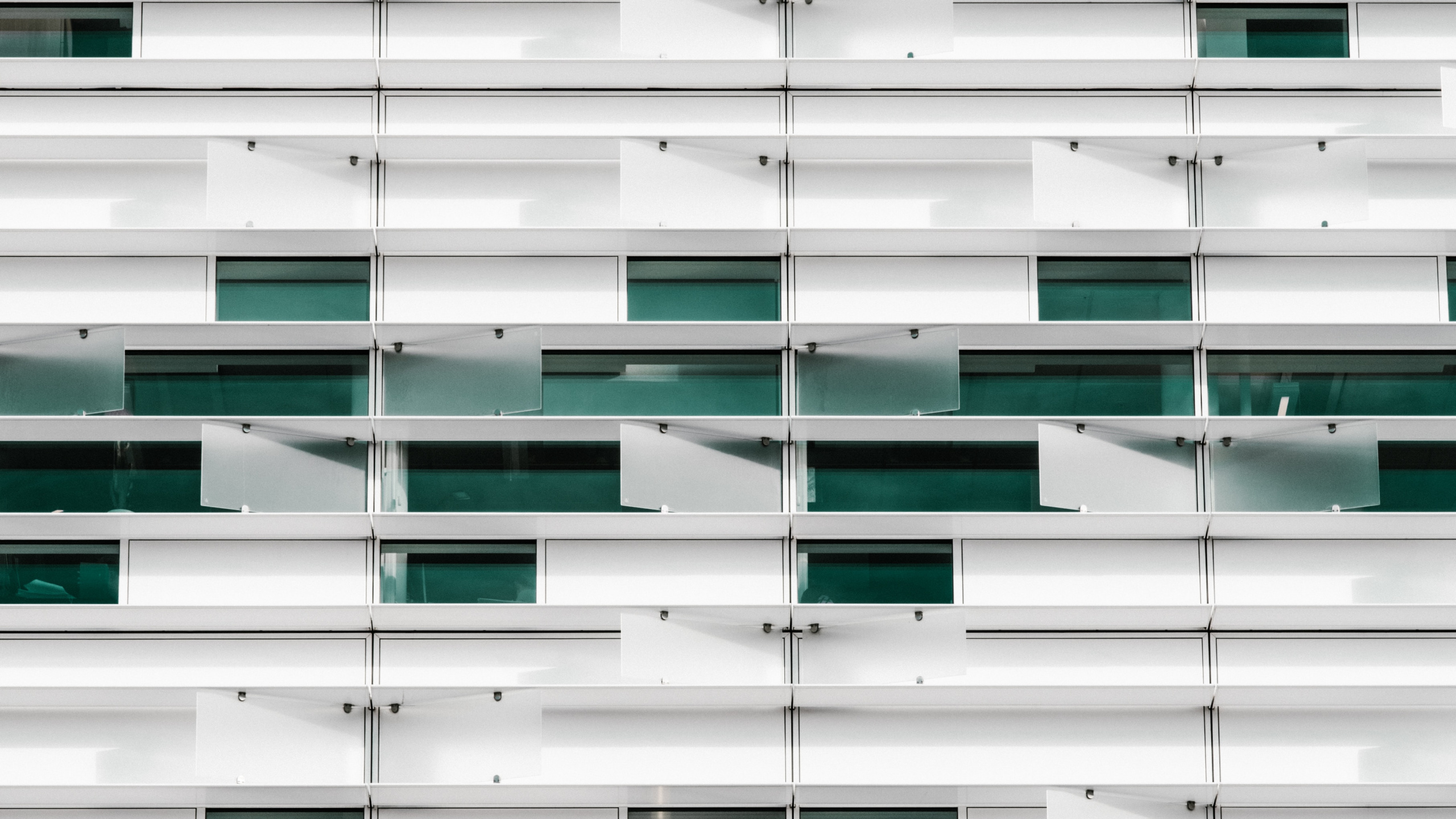 Обои угол, фасад, архитектура, здание, зеленый в разрешении 2560x1440