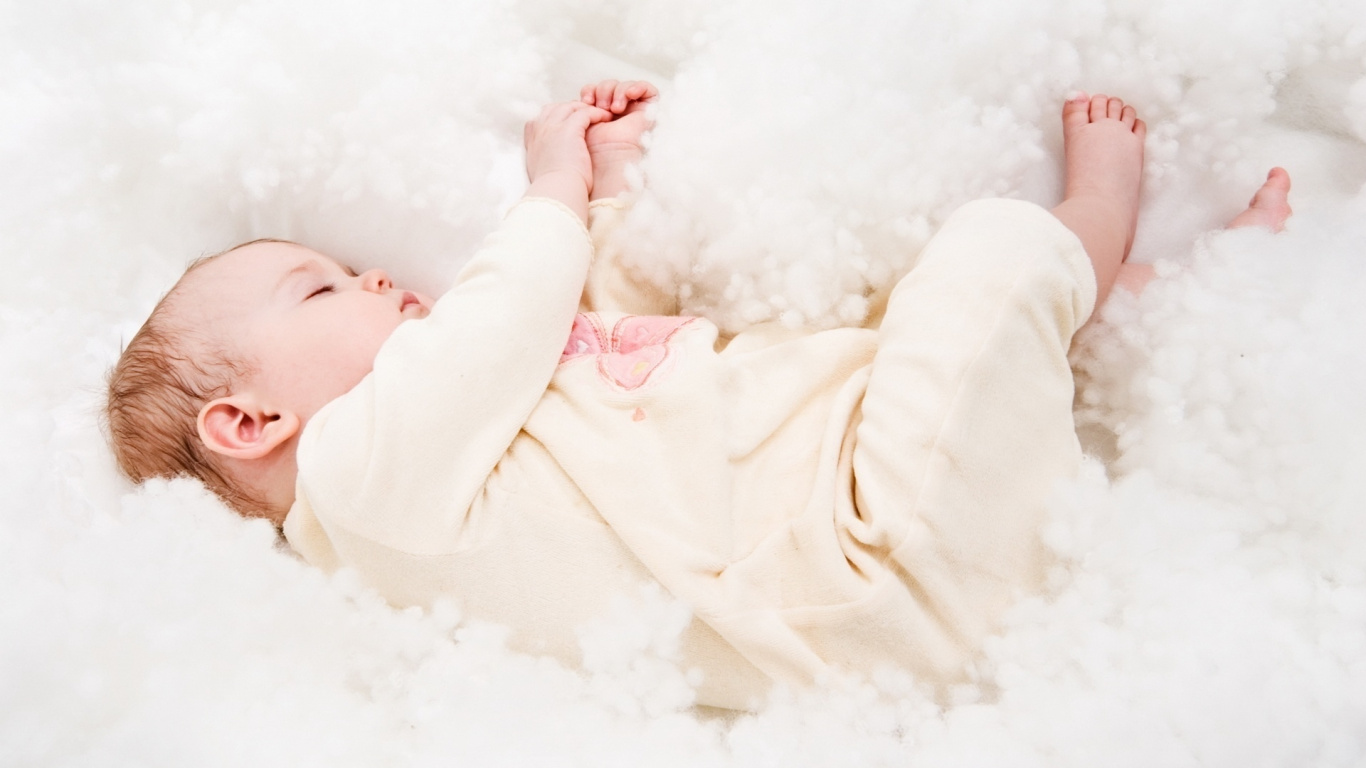 Обои младенец, ребенок, девочка, малыш, кровать в разрешении 1366x768