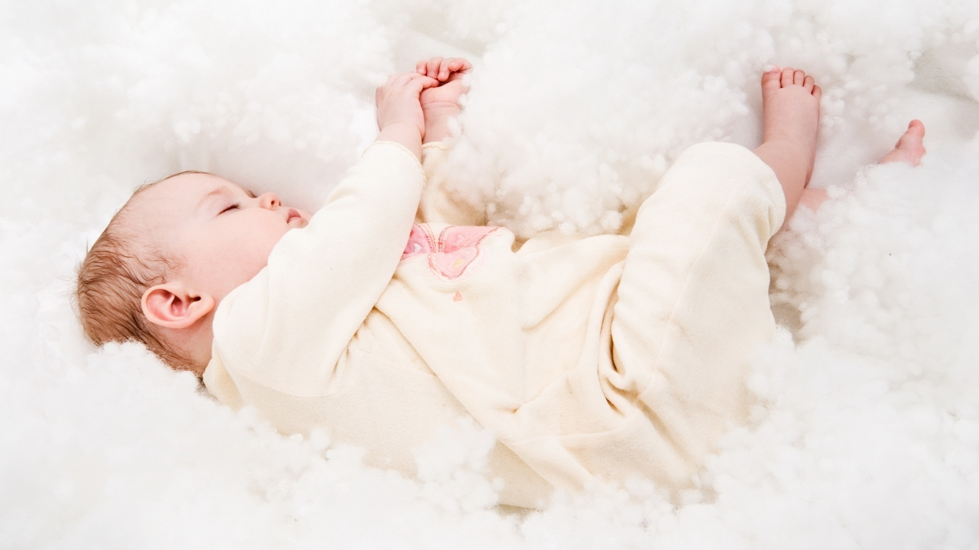 Обои младенец, ребенок, девочка, малыш, кровать в разрешении 1920x1080