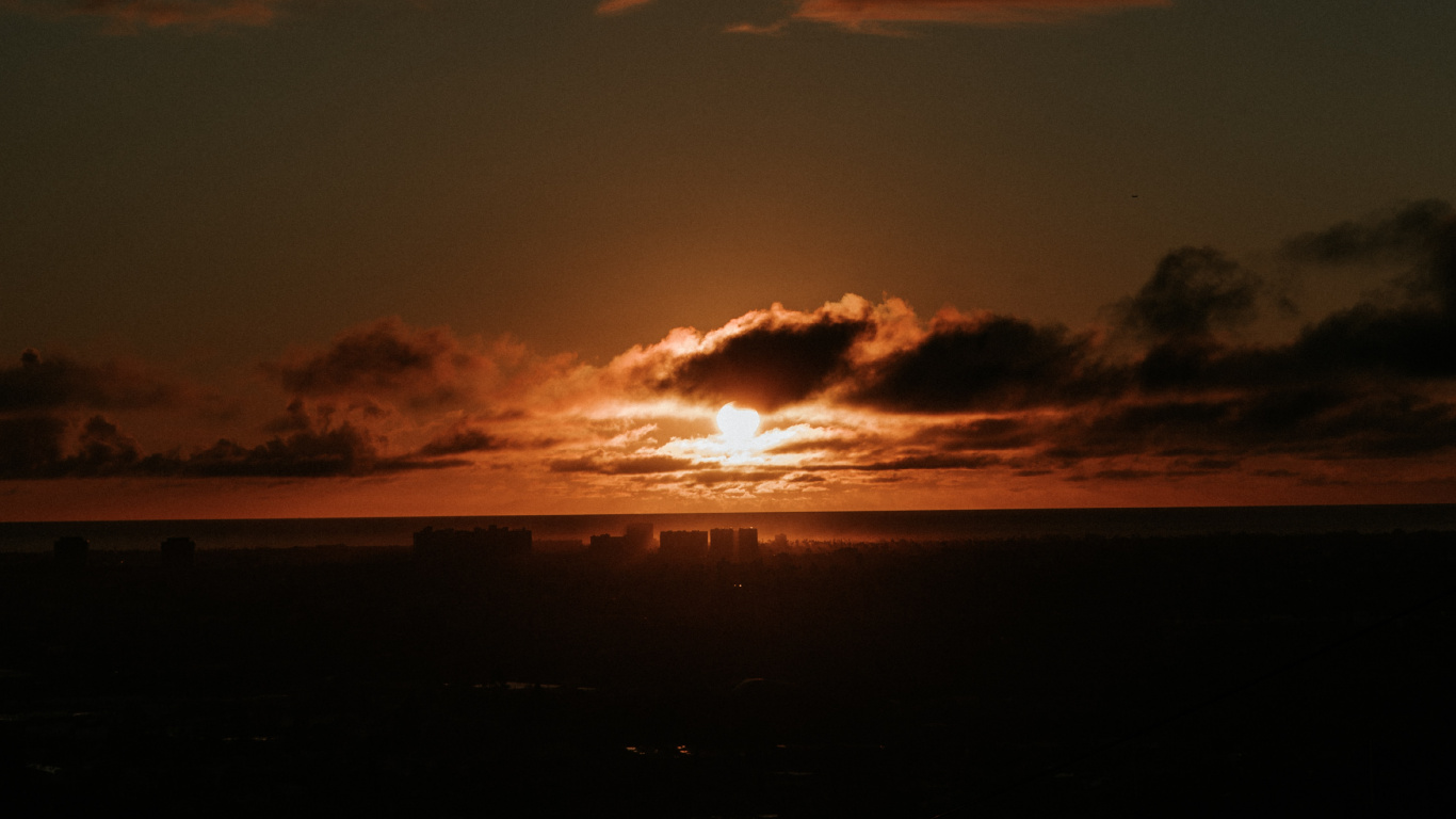 Обои закат, горизонт, послесвечение, облако, восход солнца в разрешении 1366x768