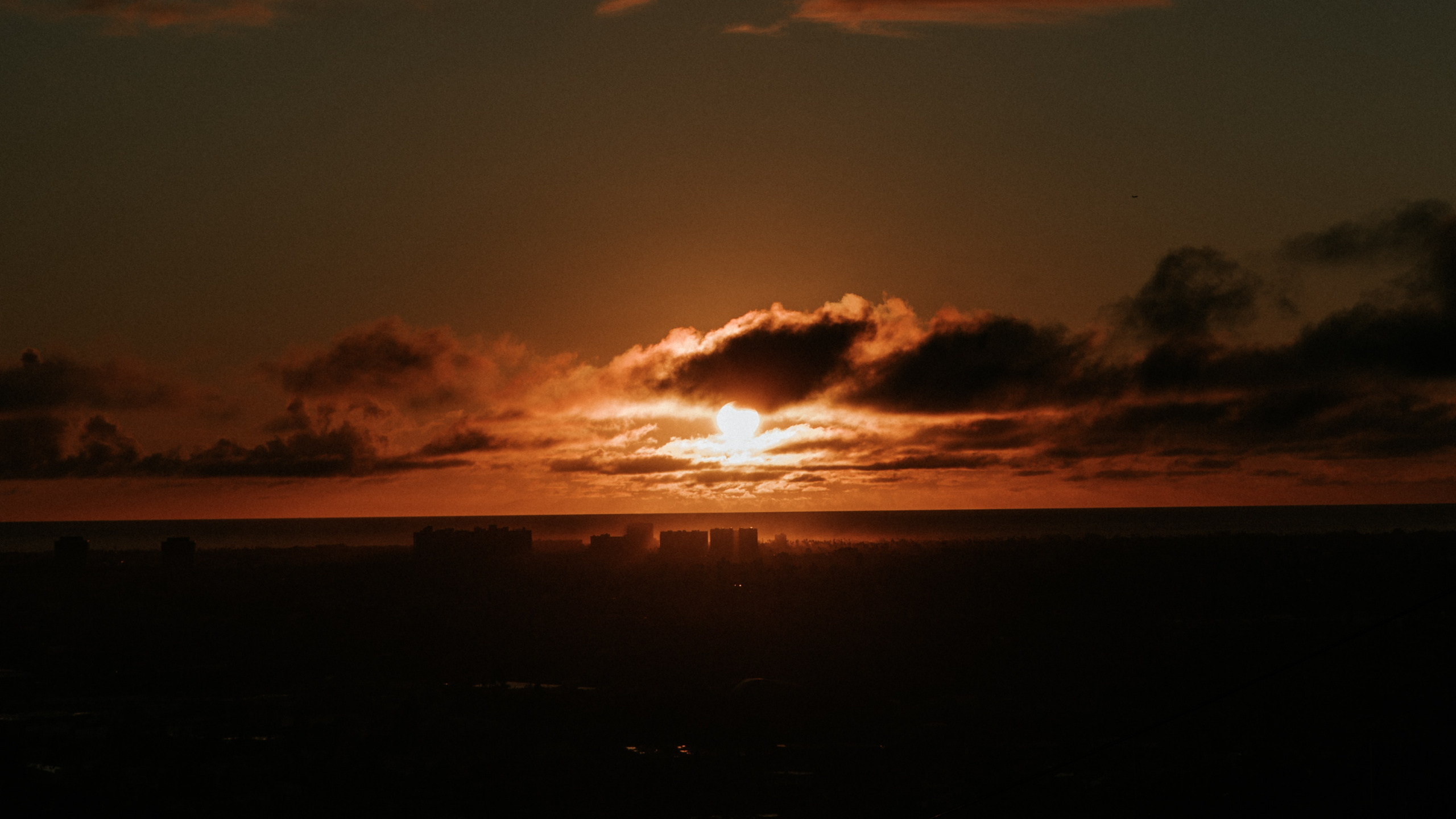 Обои закат, горизонт, послесвечение, облако, восход солнца в разрешении 2560x1440
