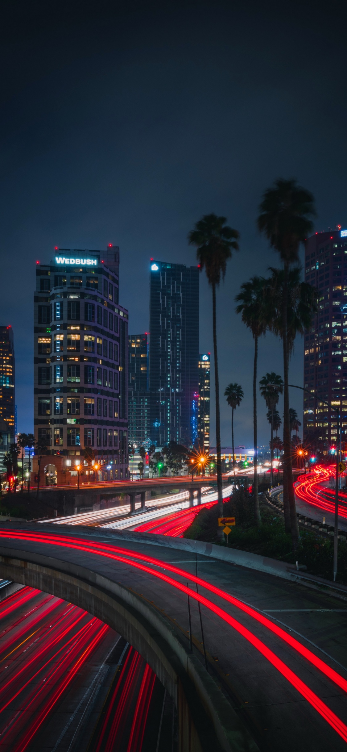 Обои эффект глубины, небоскреб, здание, уличный фонарь, свет в разрешении 1125x2436