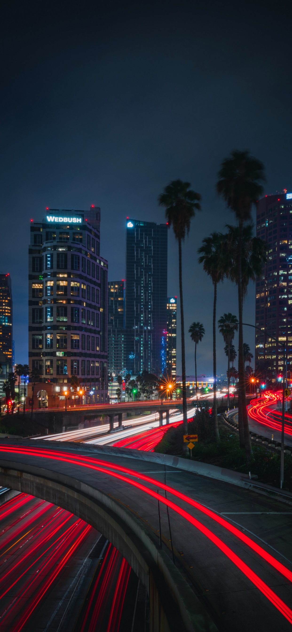 Обои эффект глубины, небоскреб, здание, уличный фонарь, свет в разрешении 1242x2688