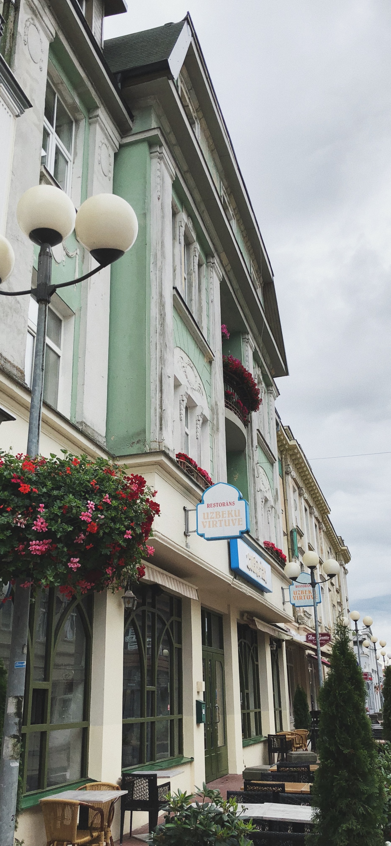 Обои Хаус, недвижимость, соседство, городок, цветочный горшок в разрешении 1242x2688