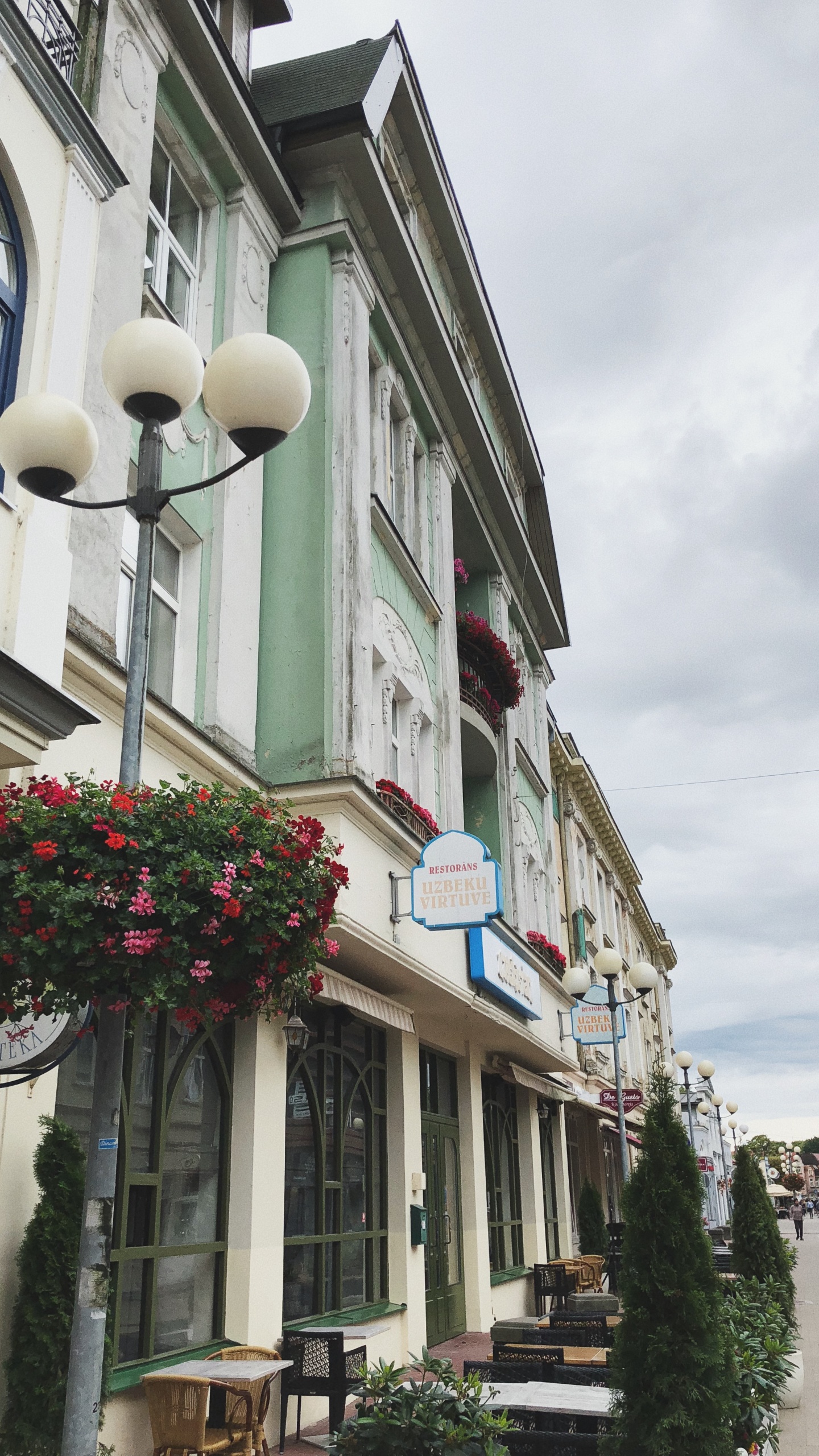 Обои Хаус, недвижимость, соседство, городок, цветочный горшок в разрешении 1440x2560