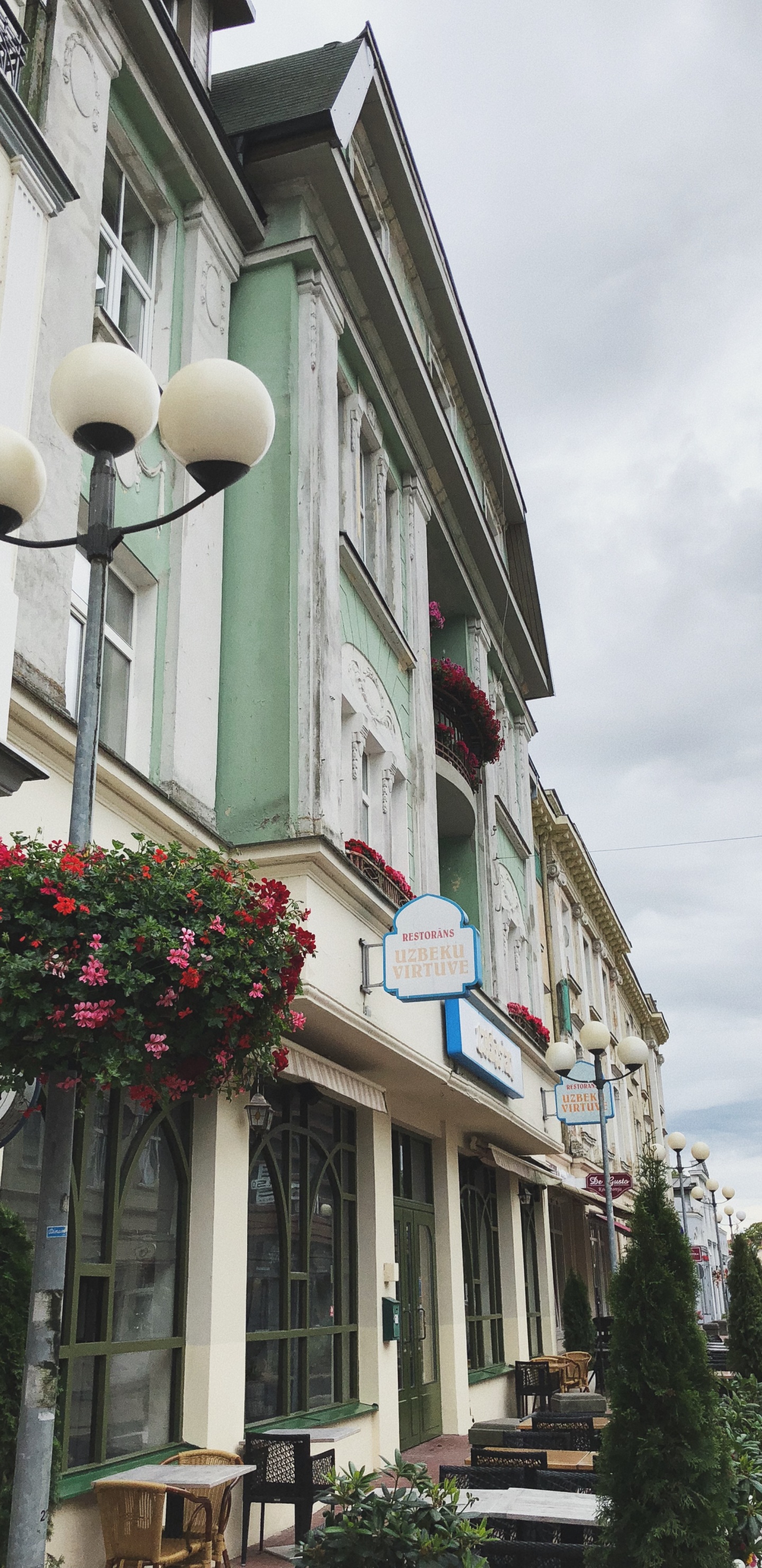 Обои Хаус, недвижимость, соседство, городок, цветочный горшок в разрешении 1440x2960