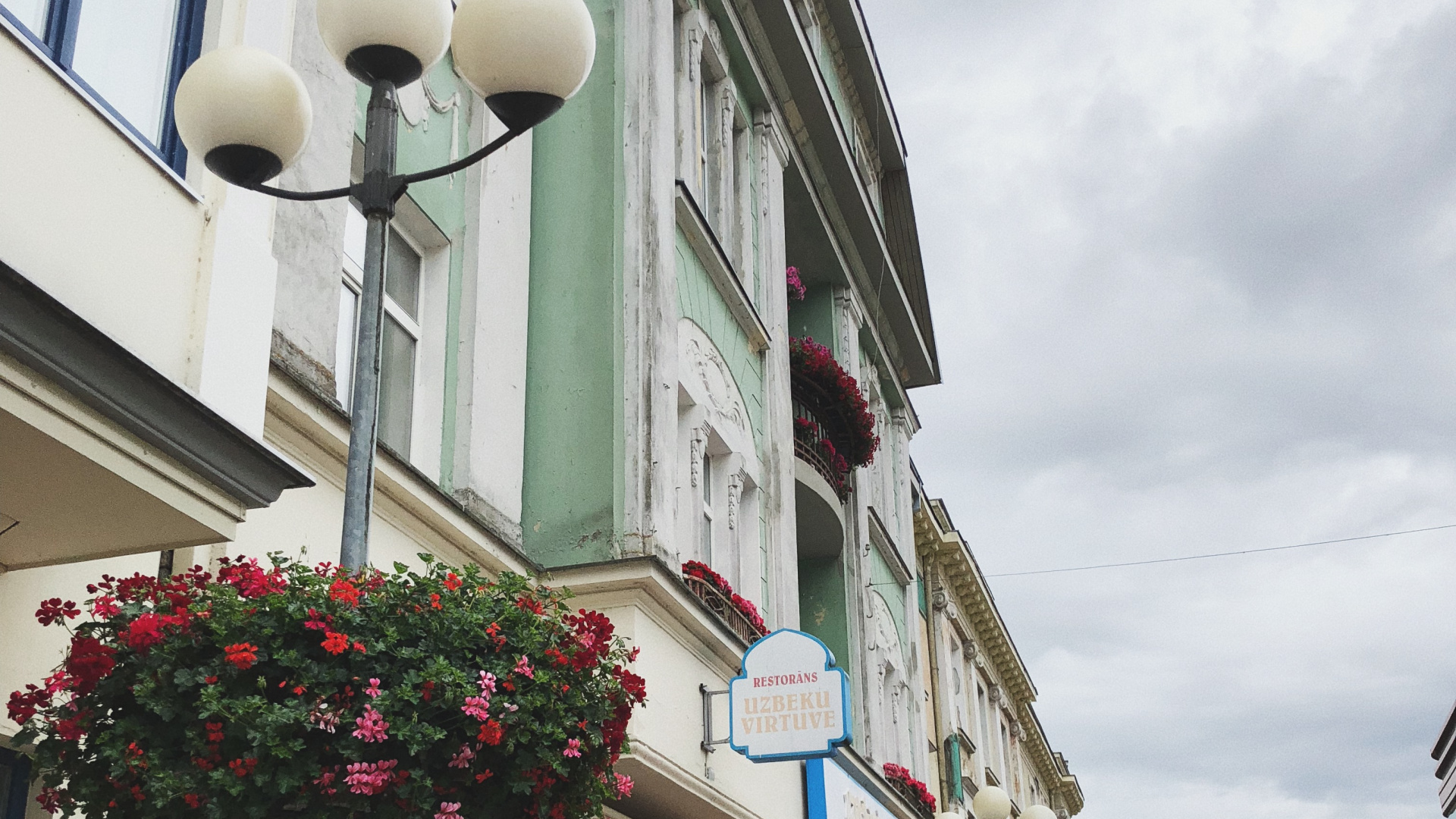 Обои Хаус, недвижимость, соседство, городок, цветочный горшок в разрешении 1920x1080