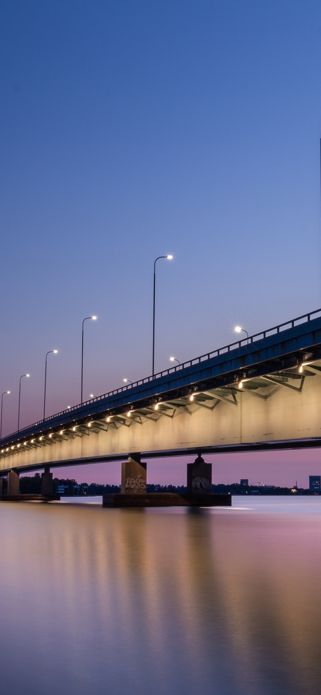 Обои Хельсинки, ночь, мост, вода, отражение в разрешении 1125x2436