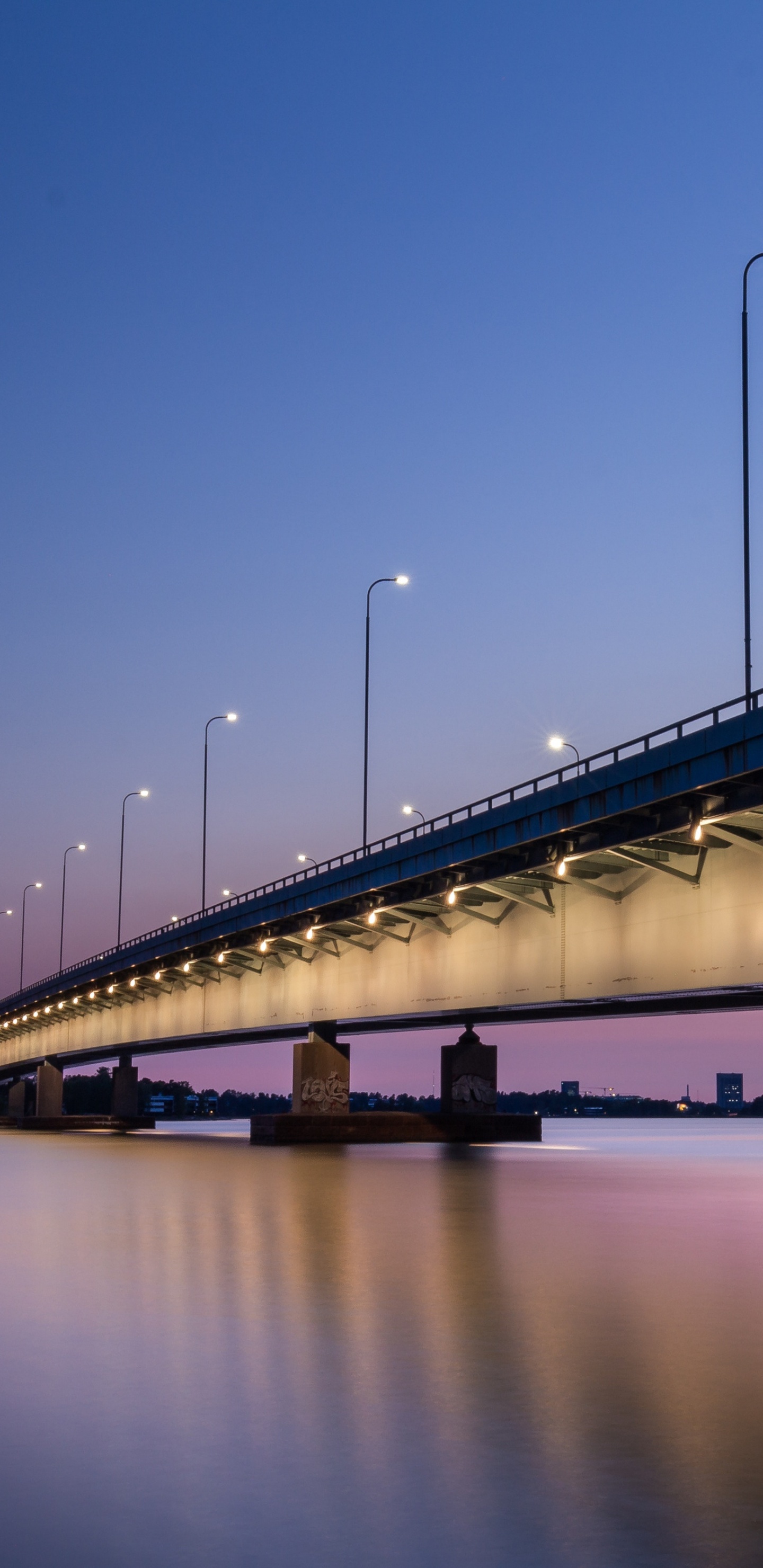 Обои Хельсинки, ночь, мост, вода, отражение в разрешении 1440x2960