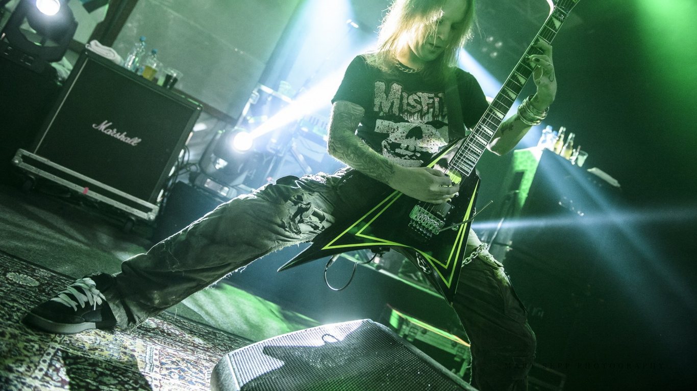 Обои тяжелый металл, Дэт-метал, Щипковый струнный инструмент, рокконцерт, Дети Bodom в разрешении 1366x768