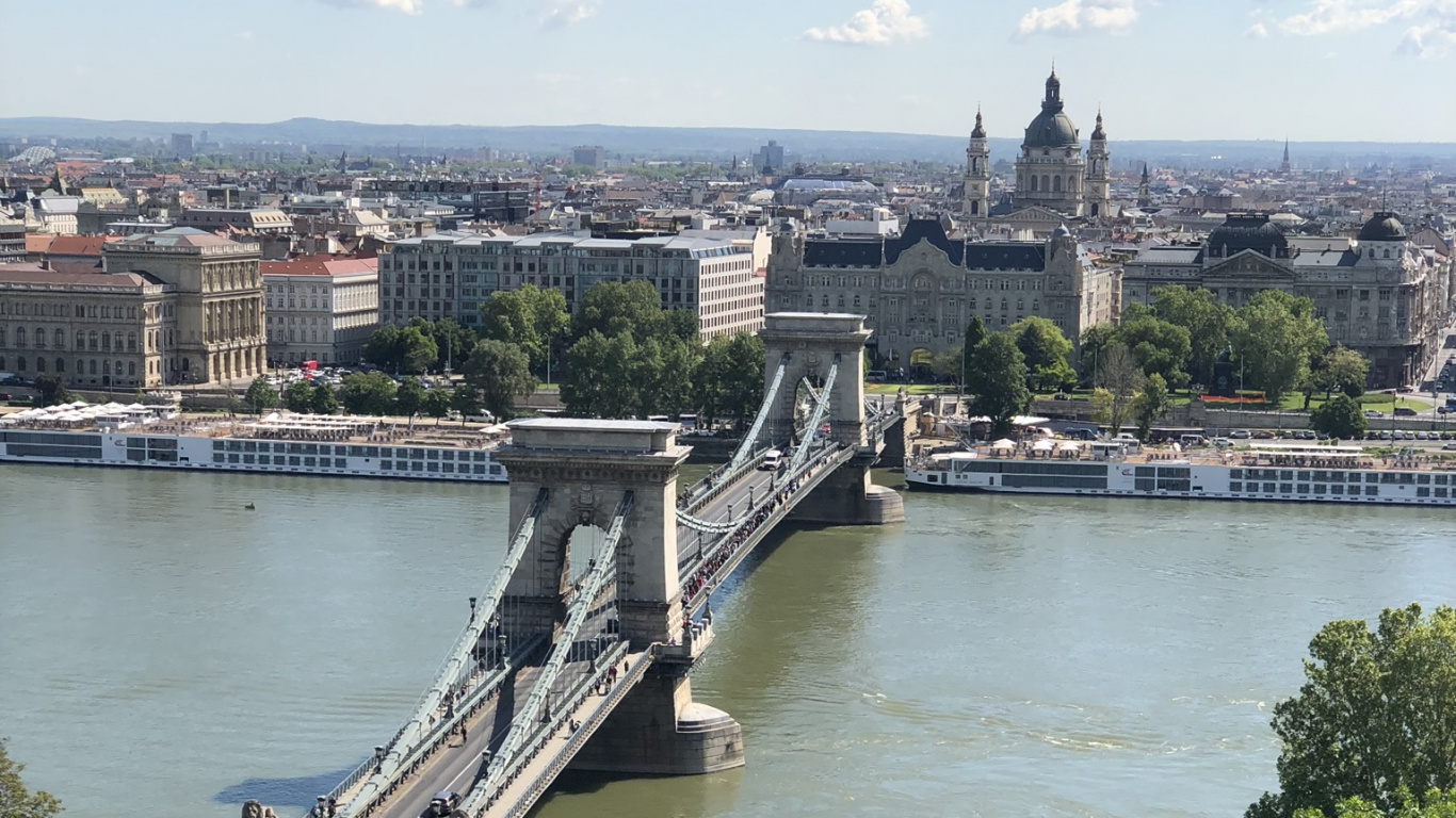 Обои Будапешт, узкий цепной мост, водоем, мост, водный путь в разрешении 1366x768