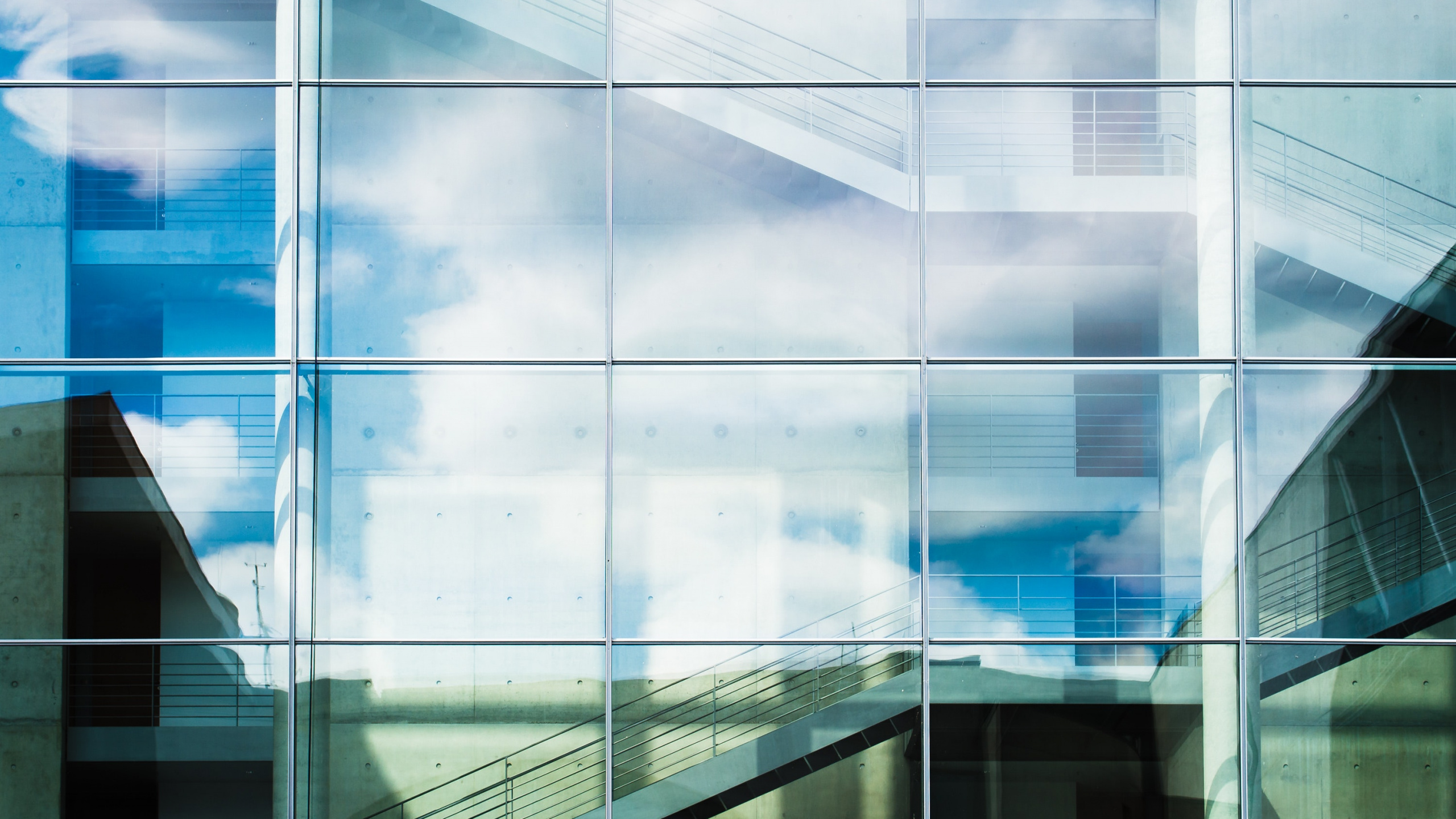 Обои окно, стекло, дверь, синий, дневное время в разрешении 2560x1440