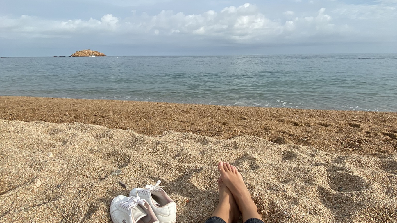 Обои море, туризм, человек, облако, человеческая нога в разрешении 1366x768