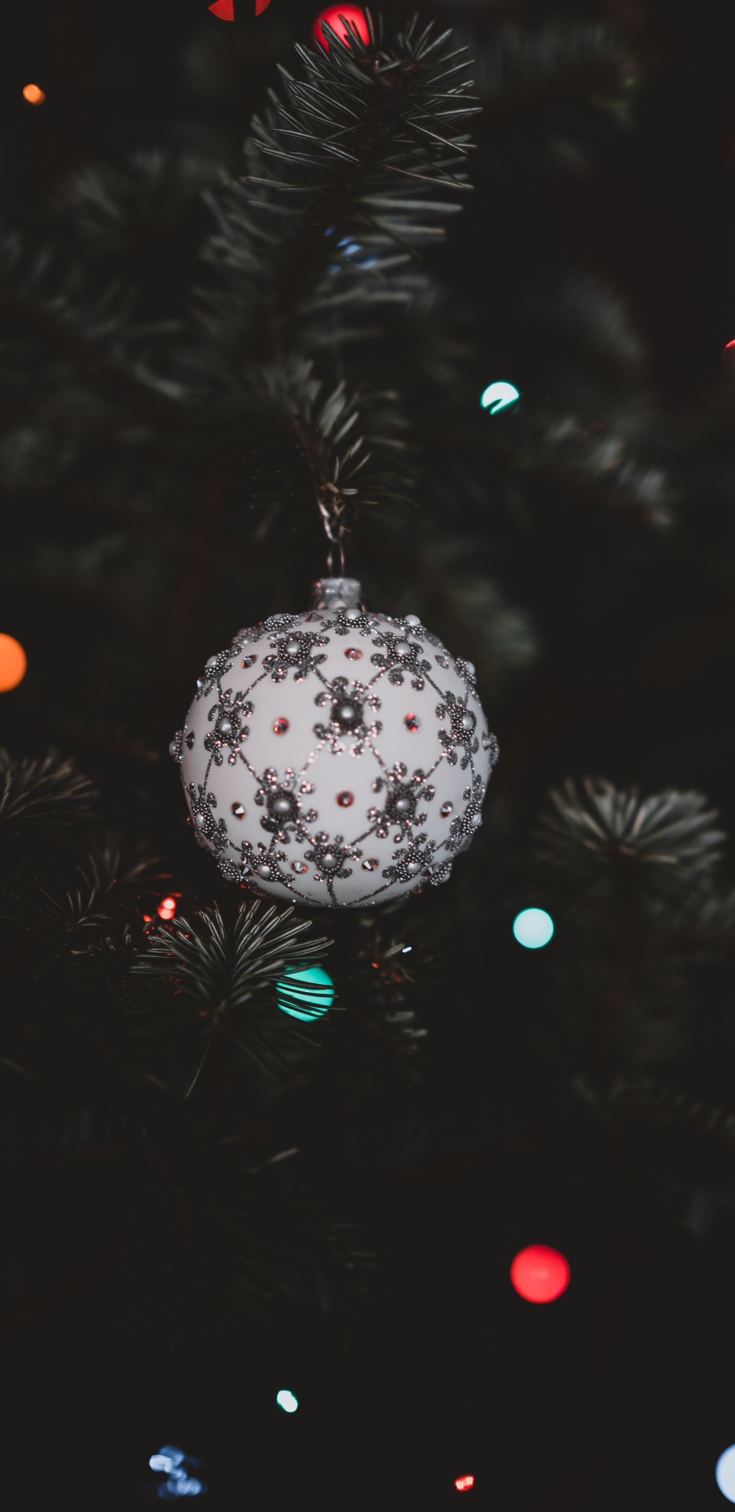 Обои Рождественский день, Рождественские украшения, елка, орнамент, рождественский орнамент в разрешении 1440x2960