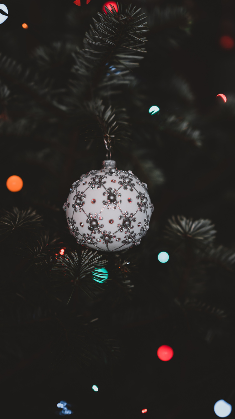 Обои Рождественский день, Рождественские украшения, елка, орнамент, рождественский орнамент в разрешении 750x1334