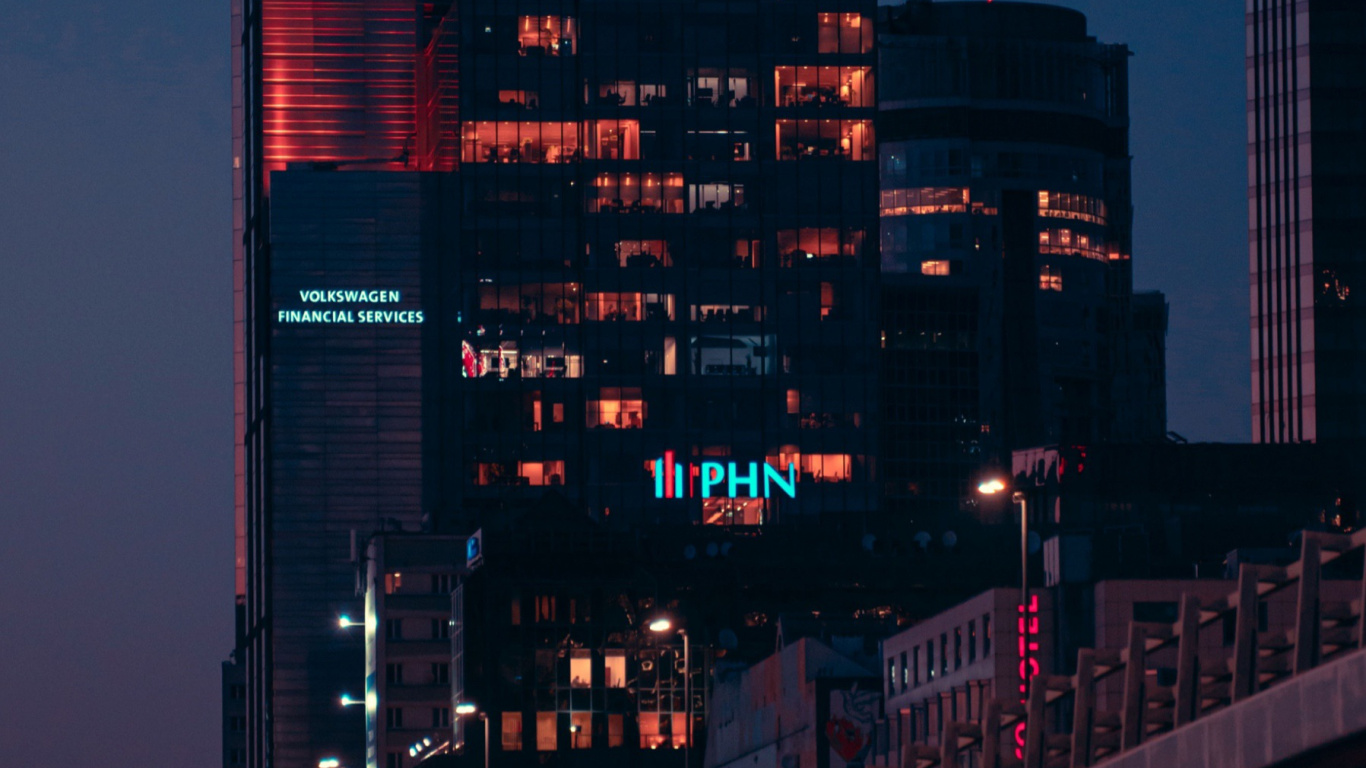 Обои небоскреб, ночь, здание, свет, инфраструктура в разрешении 1366x768