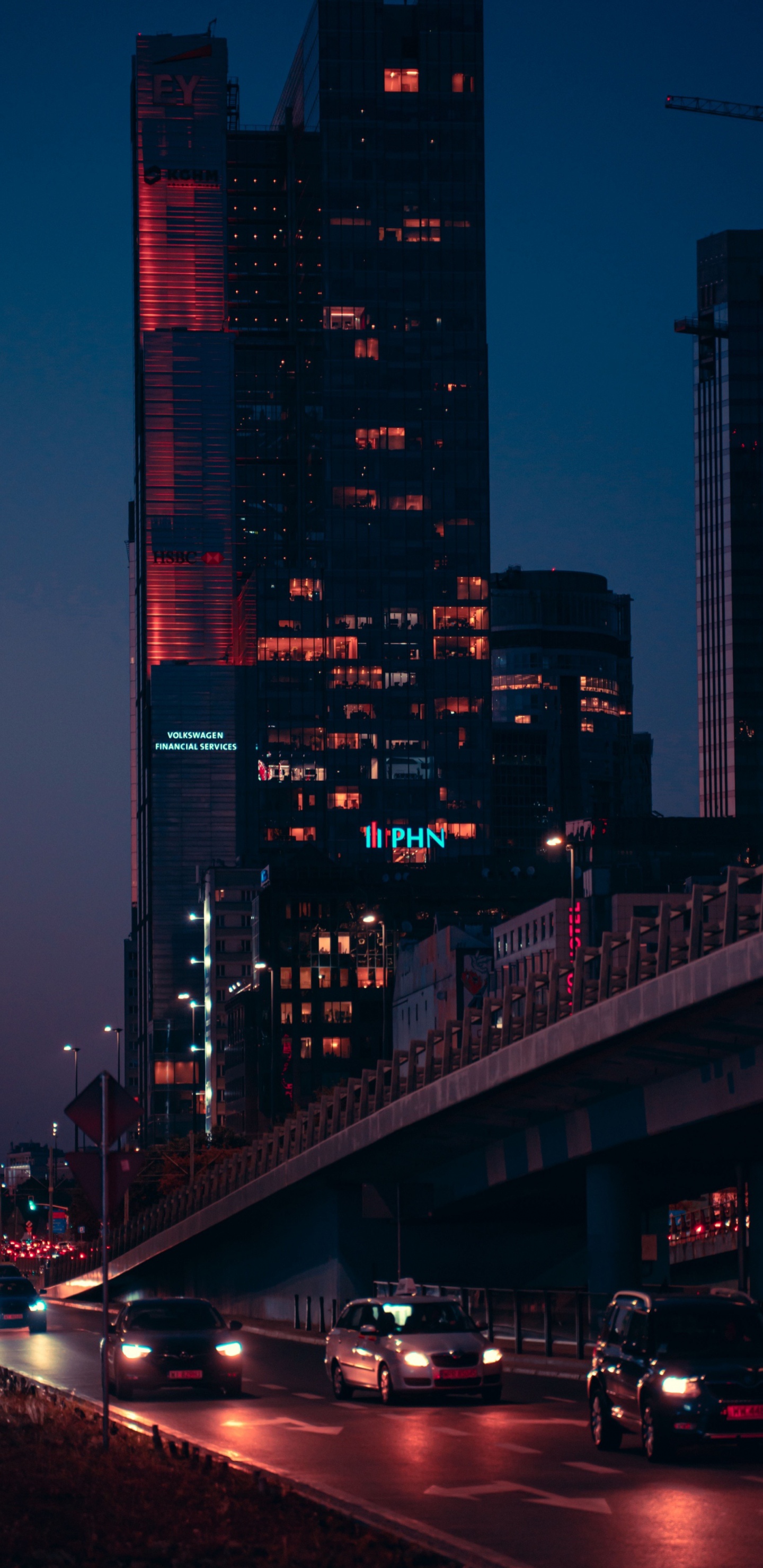 Обои небоскреб, ночь, здание, свет, инфраструктура в разрешении 1440x2960