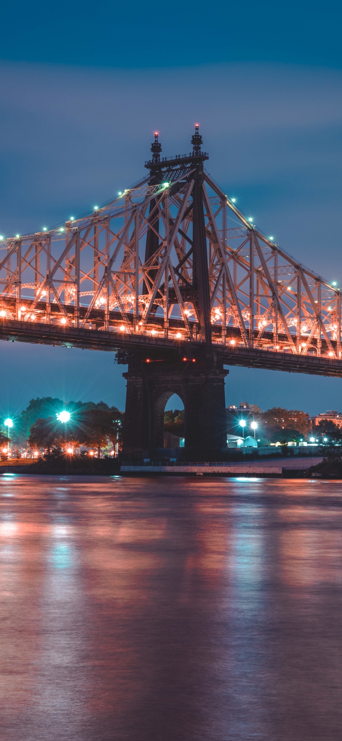 Обои мост, ориентир, ночь, отражение, воздушная линия в разрешении 1125x2436