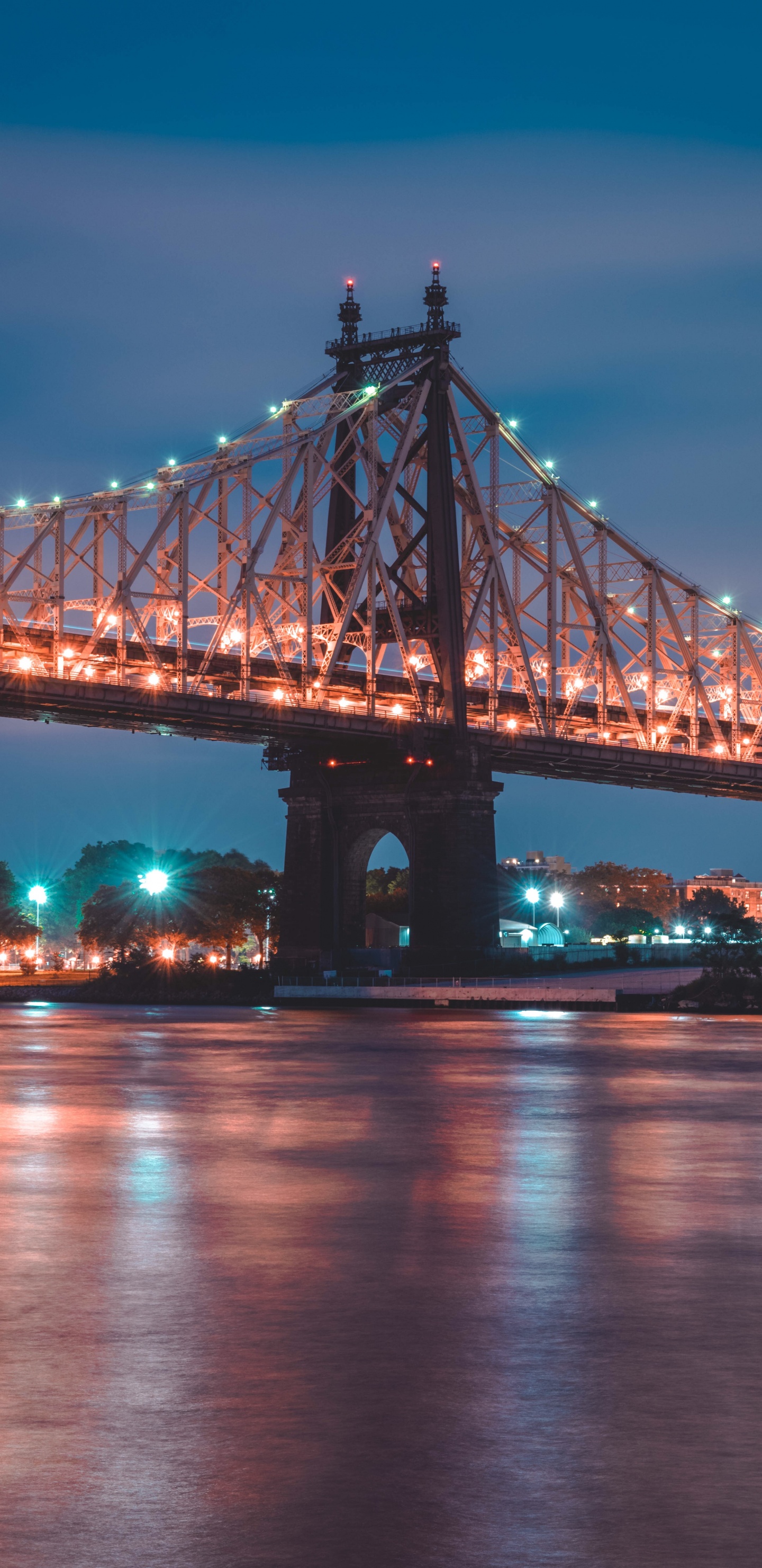 Обои мост, ориентир, ночь, отражение, воздушная линия в разрешении 1440x2960