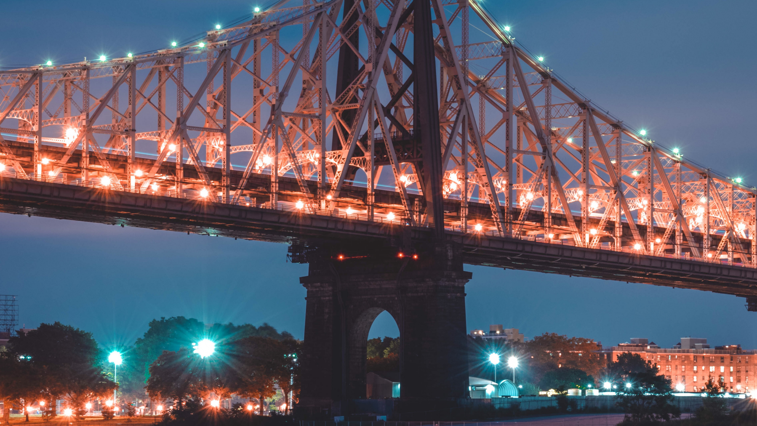 Обои мост, ориентир, ночь, отражение, воздушная линия в разрешении 2560x1440