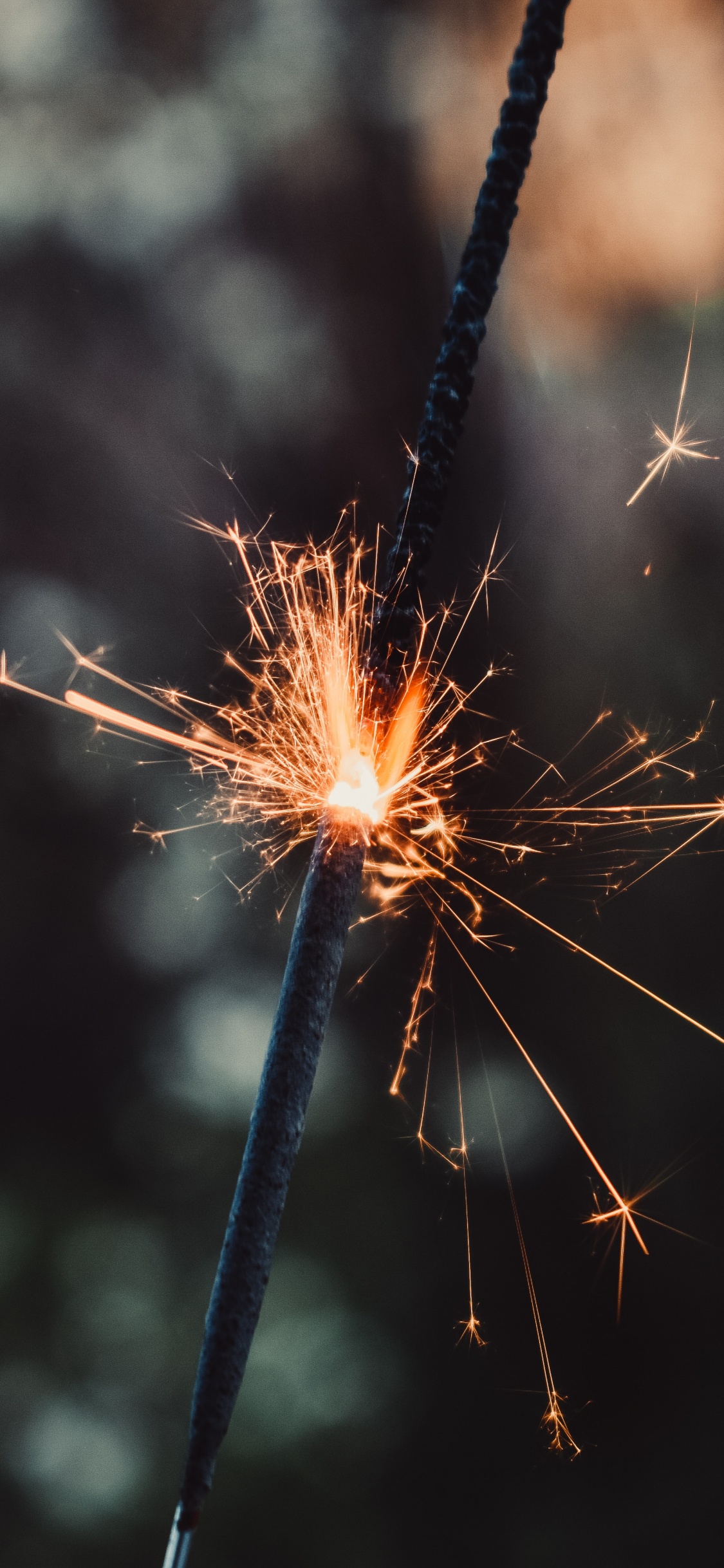 Обои салют, бенгальский огонь, свет, событие, праздник в разрешении 1125x2436